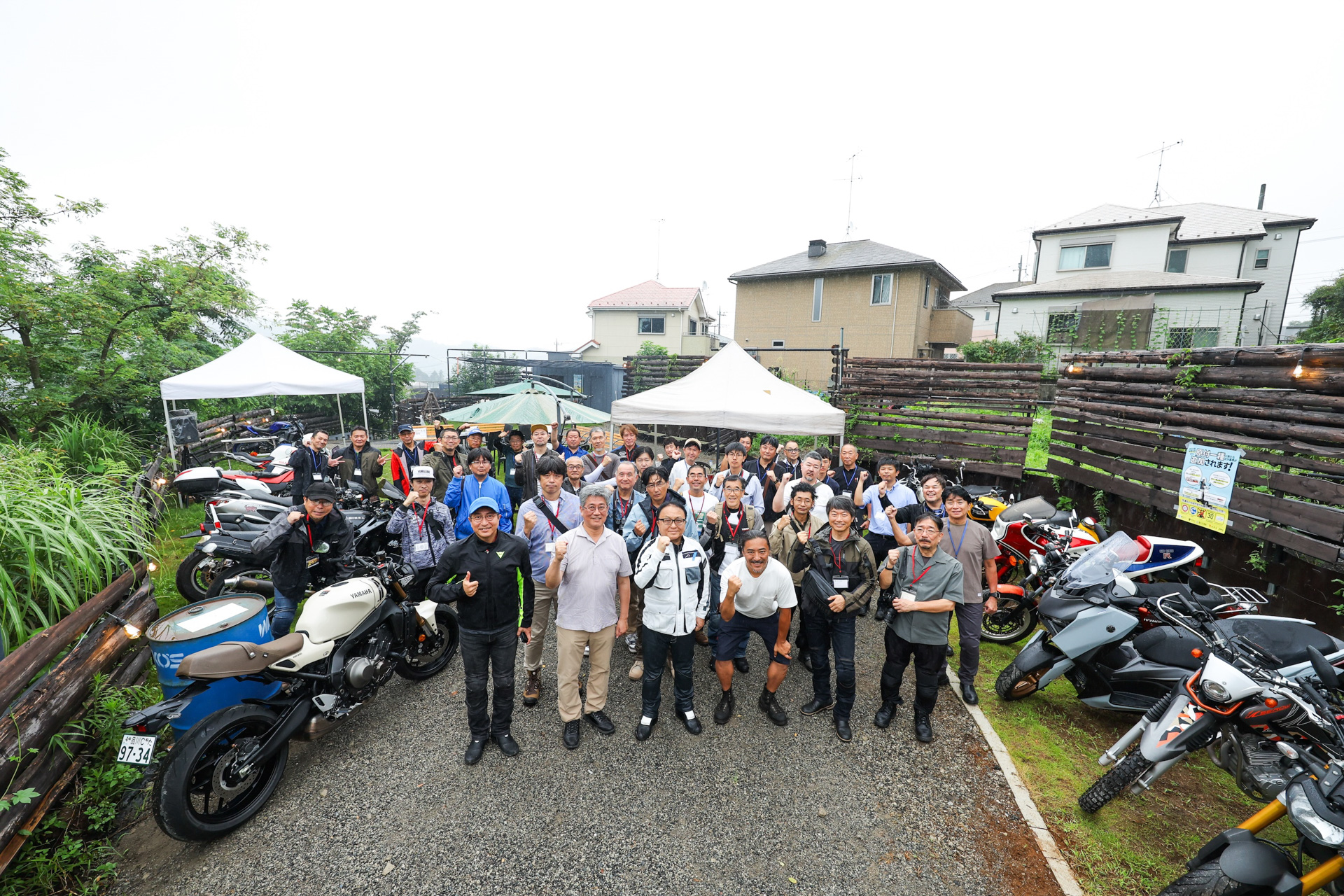 集まったメディア関係者との記念撮影