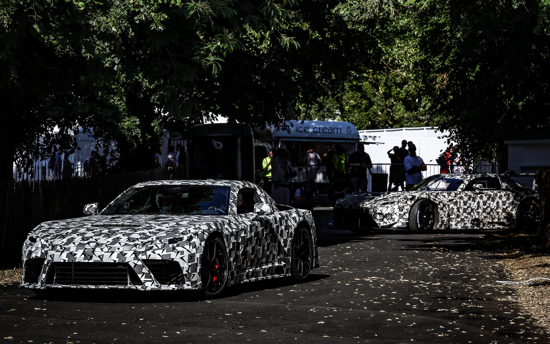 新型スポーツカー「トヨタGTコンセプト」（前）と、新型GT3「トヨタGTレーシングコンセプト」（後）