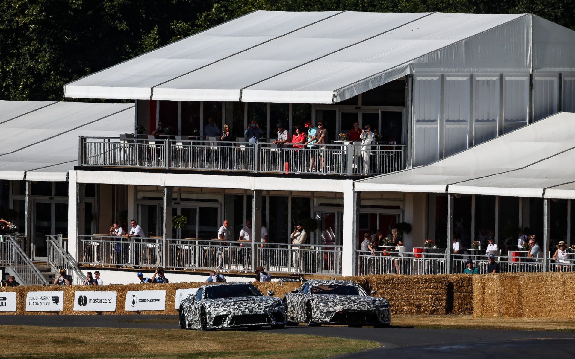 ペアで走っているため、排気音や走行音の判別が難しくなっている