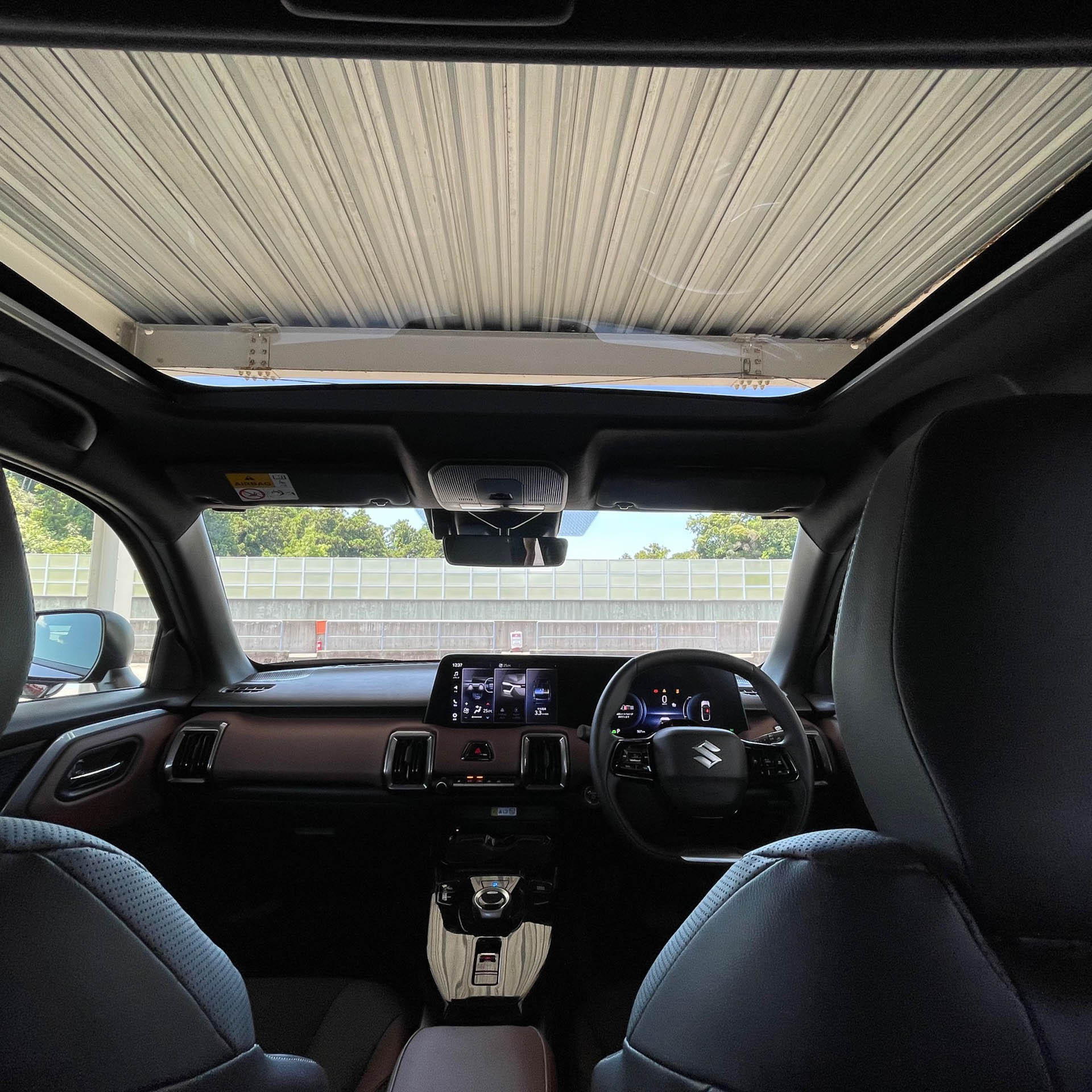 サンルーフ仕様の運転席。欲を言えばもう少し広々とした演出がほしい