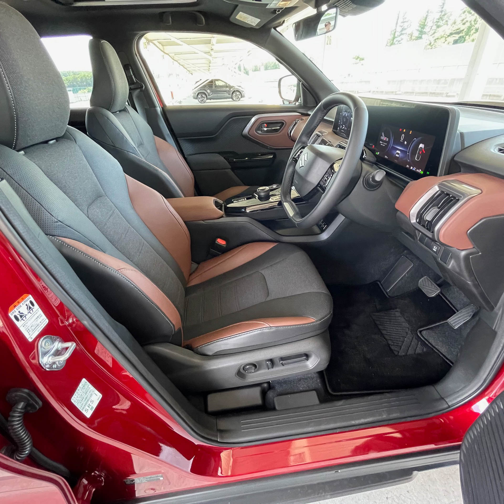 ホールドのよいシートは欧州仕様と共通か。操舵力は少し重かった