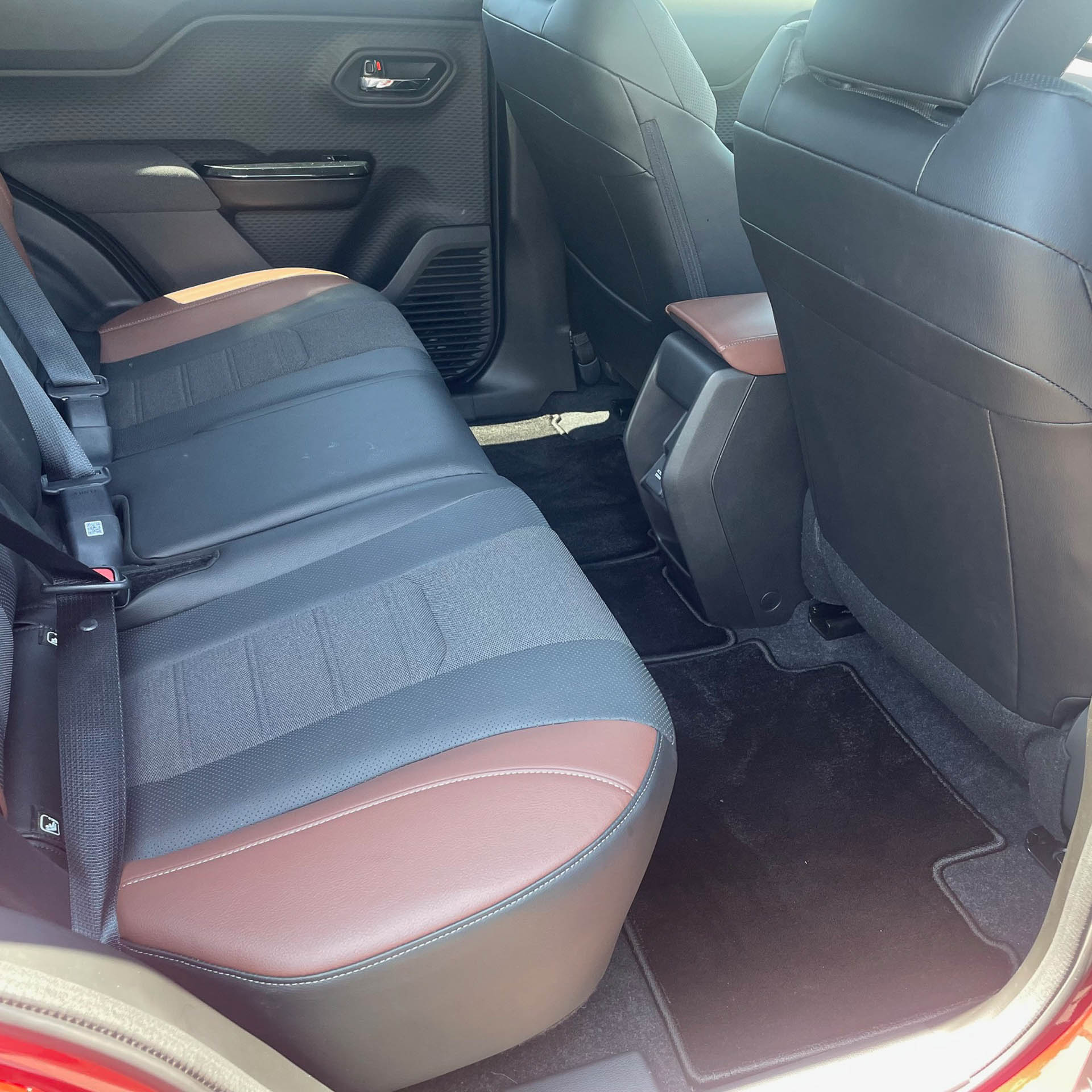 後席はレッグルームも必要十分で座ると余裕がある