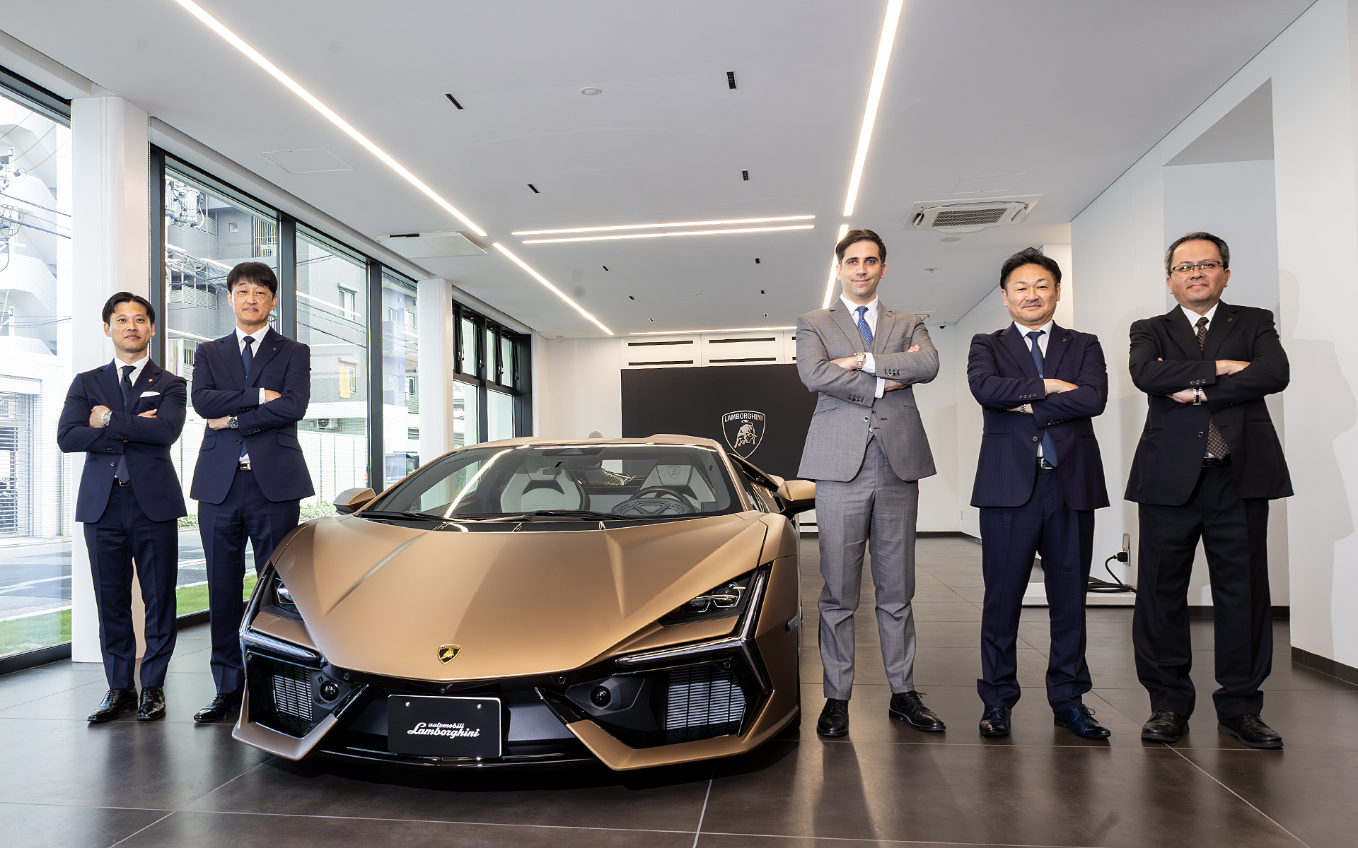 8月から稼動するサービスセンター「ランボルギーニ名古屋中央」のオープニングセレモニーが開催された。セレモニーにはアウトモビリ・ランボルギーニのHead of Japanであるパオロ・サルトーリ氏も出席。車両はHPEVのランボルギーニ「レヴエルト」