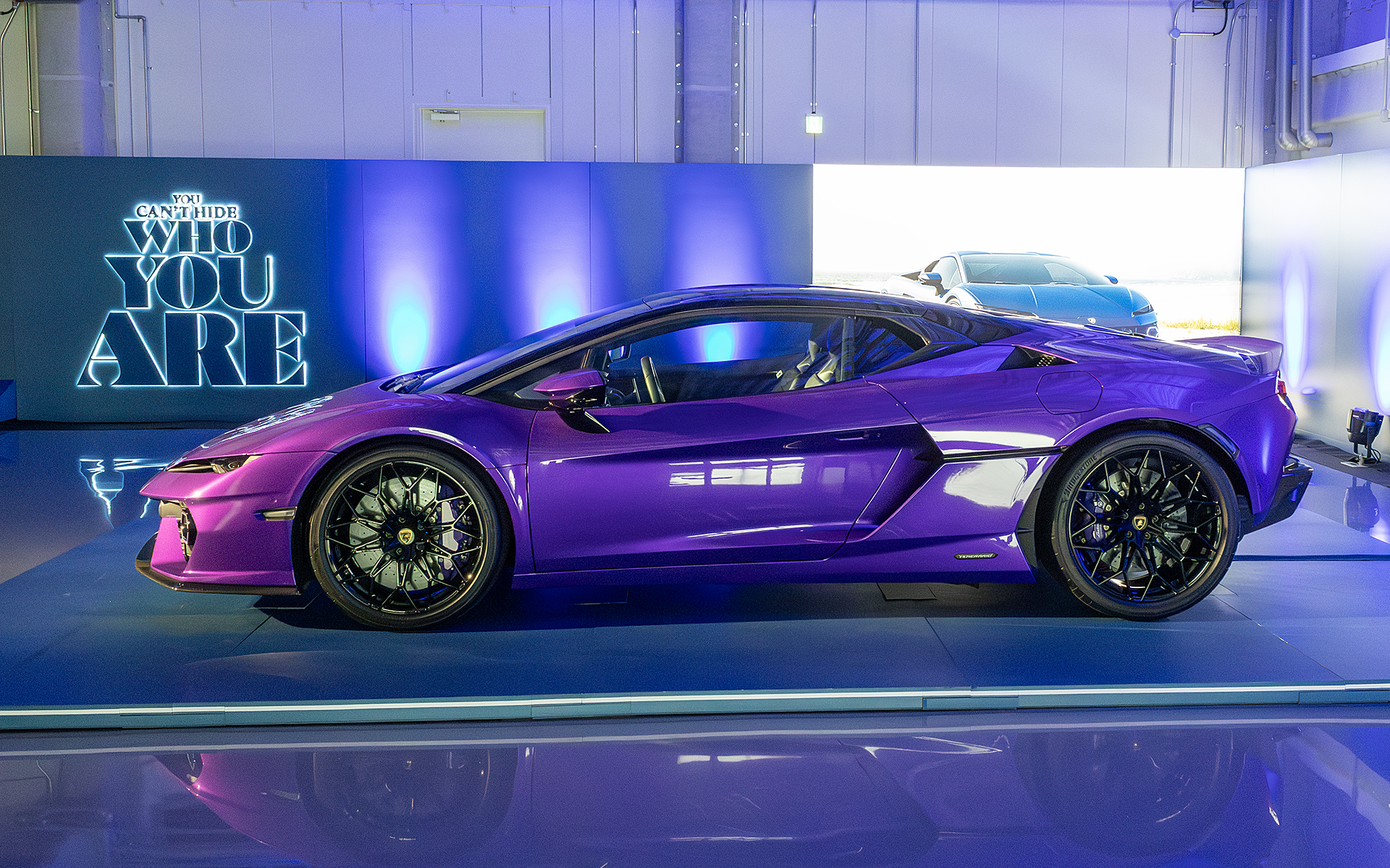 フロントアクスルには2つのモーターを、リアにはV8ツインターボエンジンと1つのモーターを搭載し、駆動方式は4WD