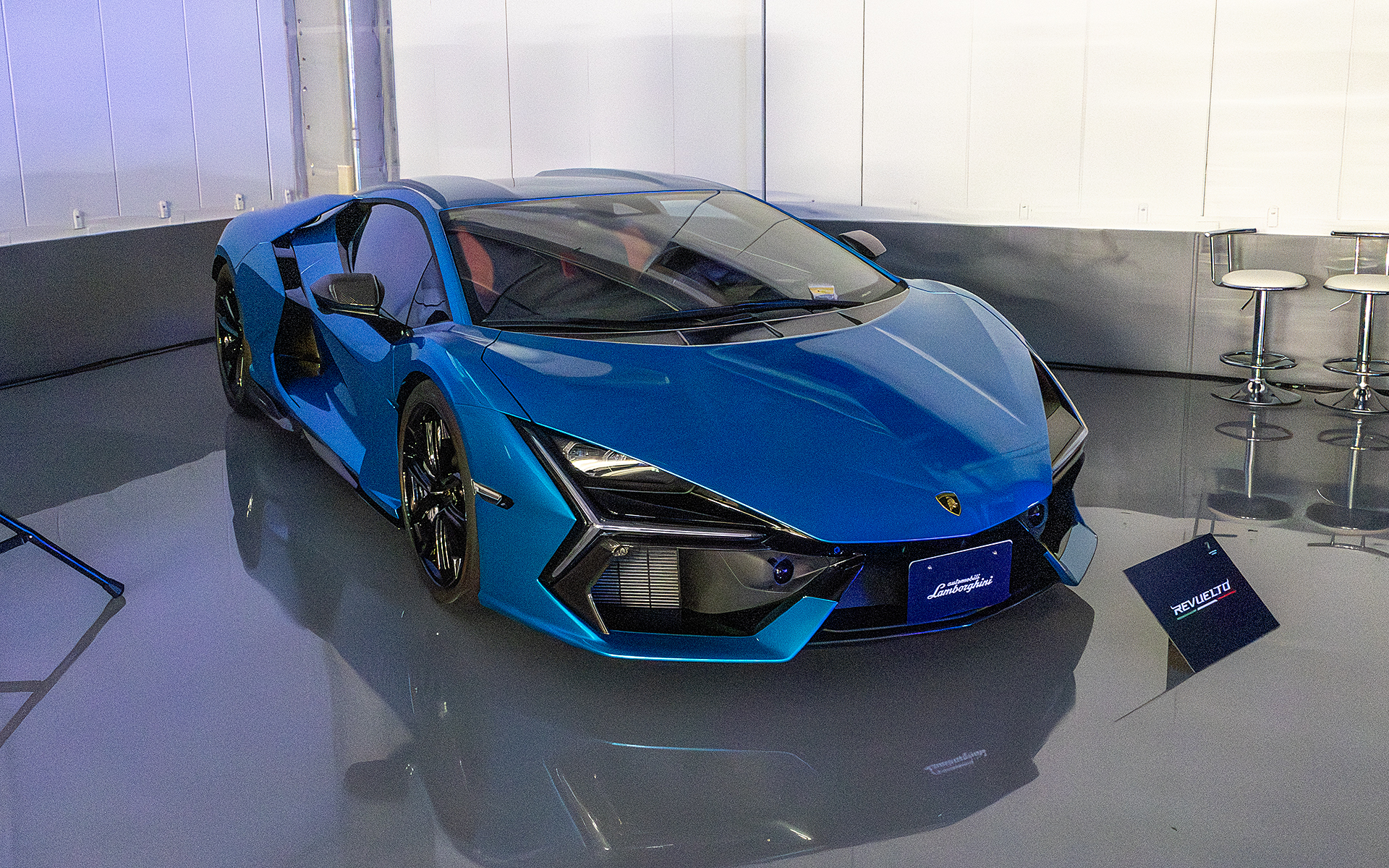 3階にも12気筒エンジンに3つの電気モーターを組み合わせたHPEV「レヴエルト」も展示されていた