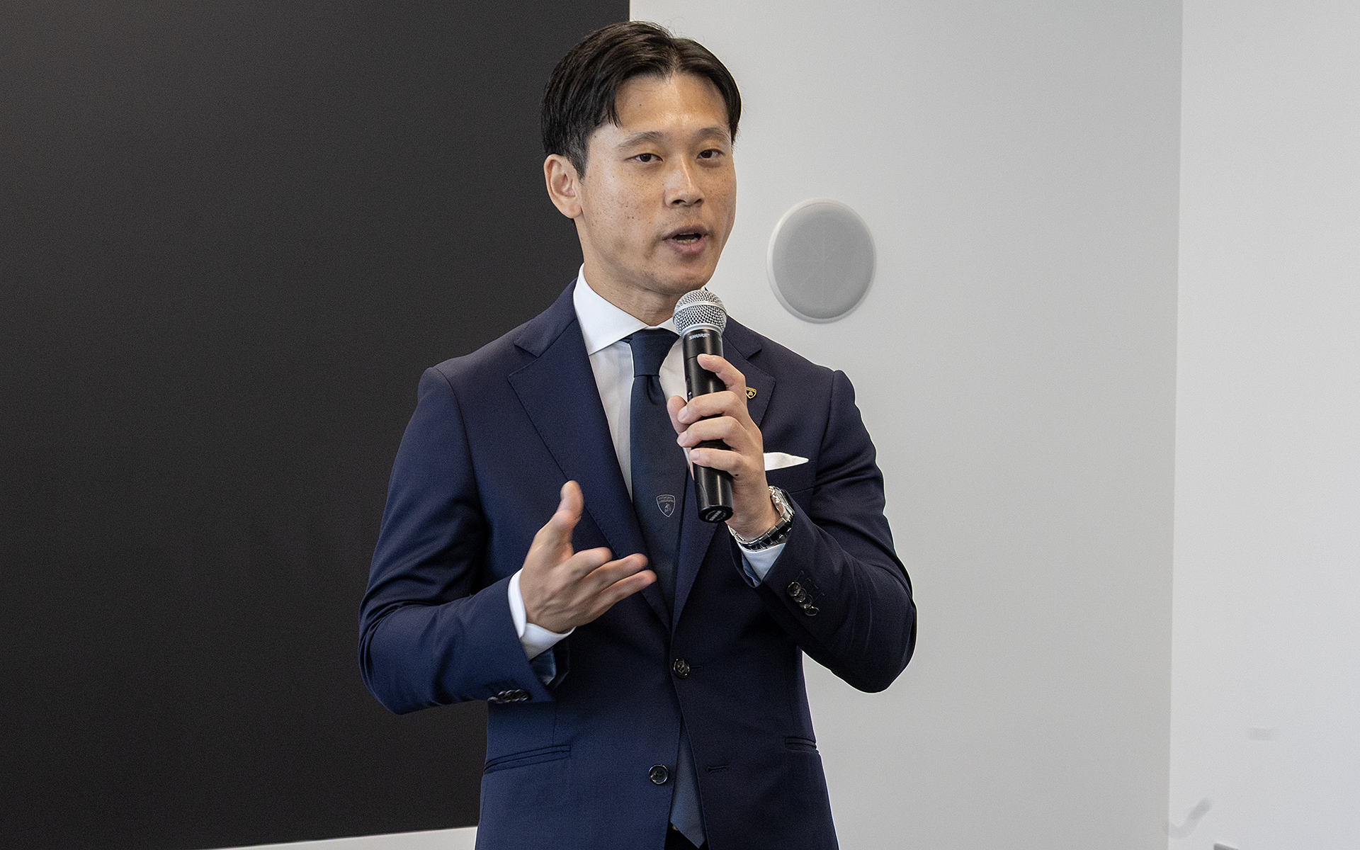 ランボルギーニ名古屋中央のゼネラルマネージャーを務める木村仁氏。木村氏はランボルギーニ名古屋中央を「お客さまへのサービス向上を行なううえで念願だったもの」と表現した