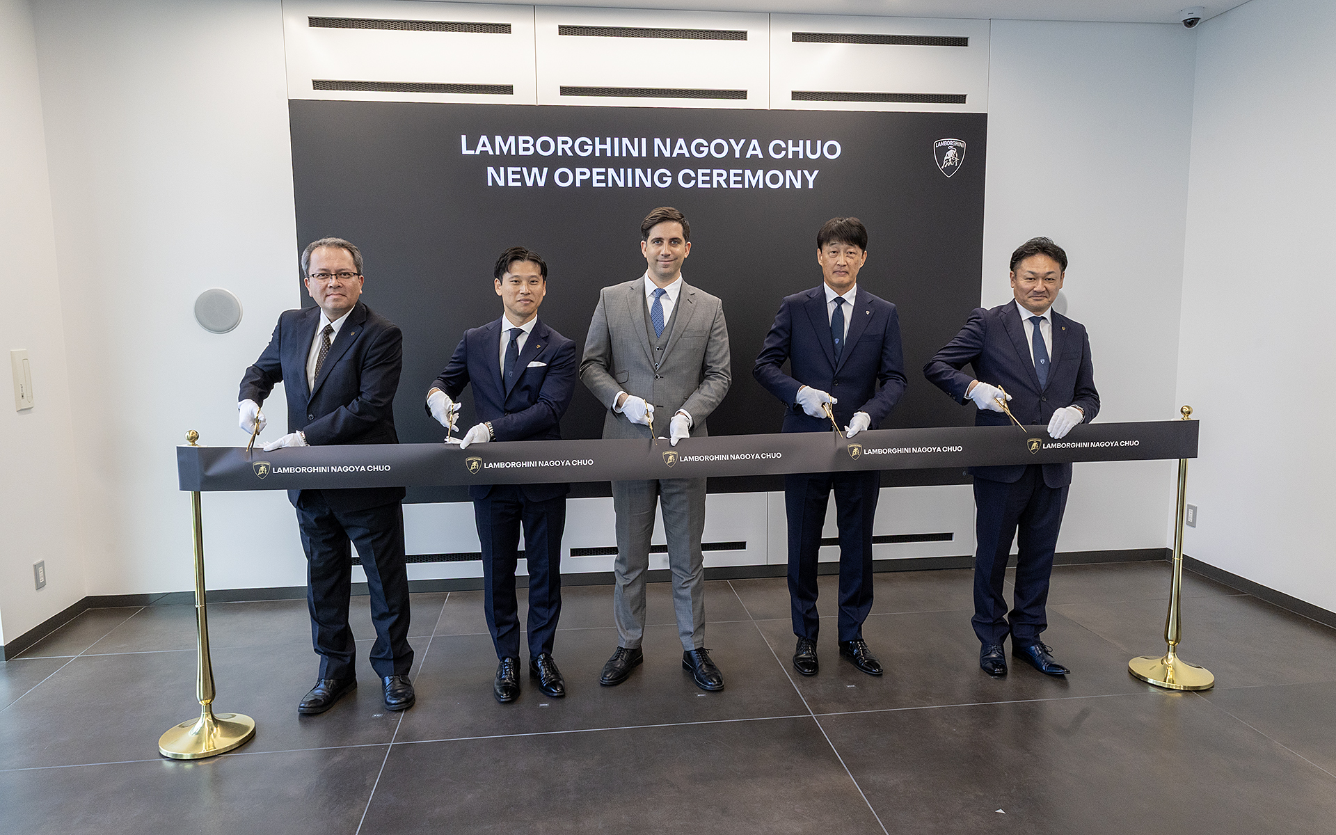 代表者のあいさつの後は参列者によるテープカットが行なわれた