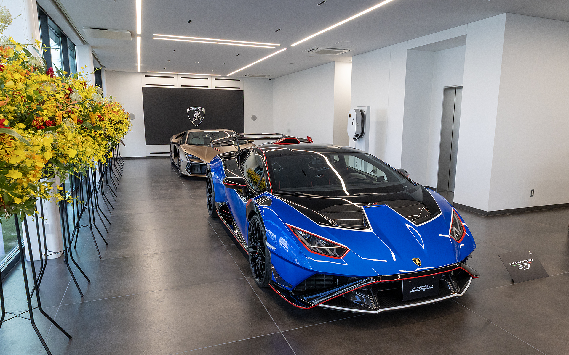 1階のショールームスペースには3台の車両が展示できる