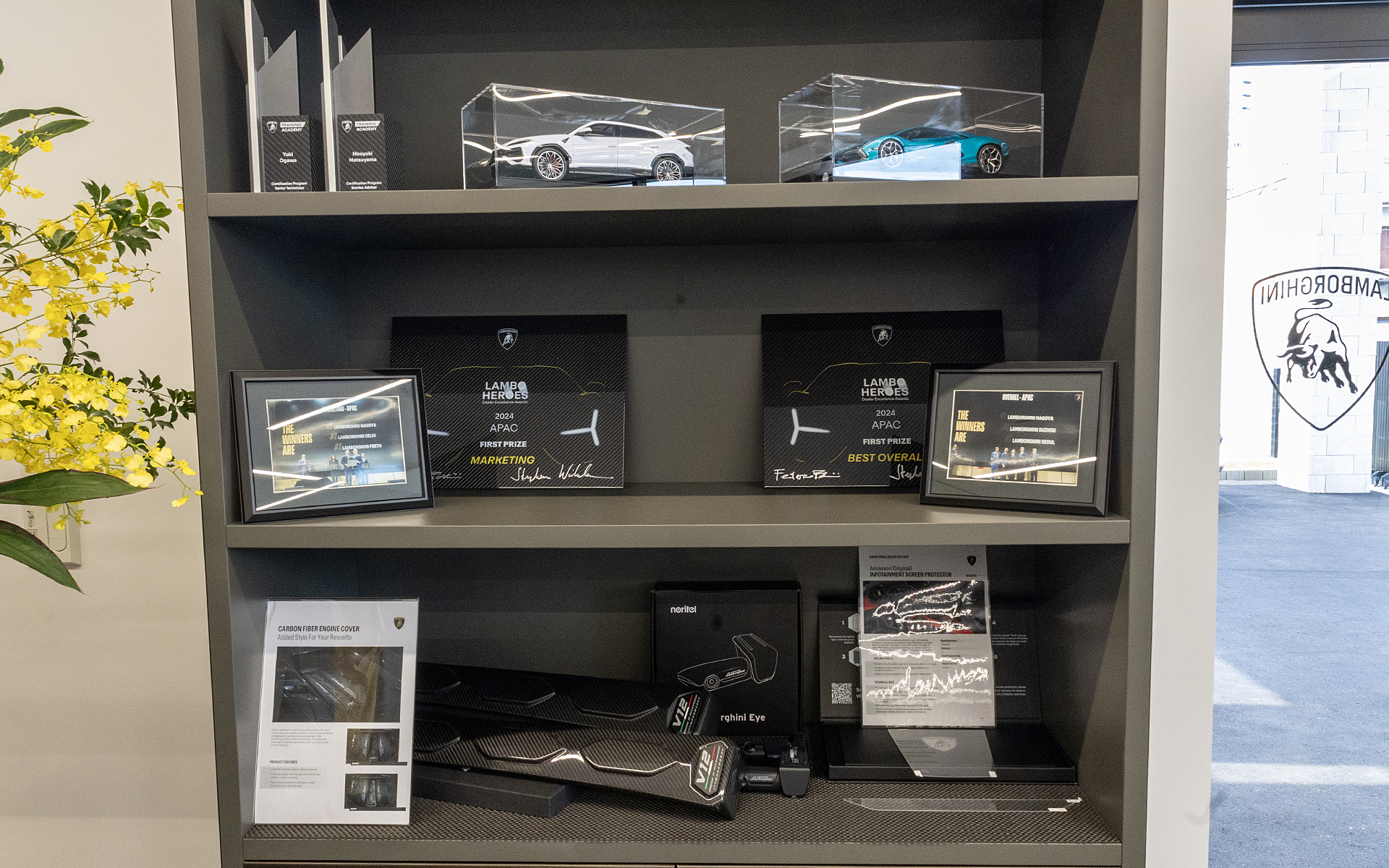 ランボルギーニ名古屋は、アウトモビリ・ランボルギーニのアジア地区で最も優れた販売代理店に贈られる賞のうち、「総合部門」と「マーケティング部門」の2つで最優秀賞を受賞している