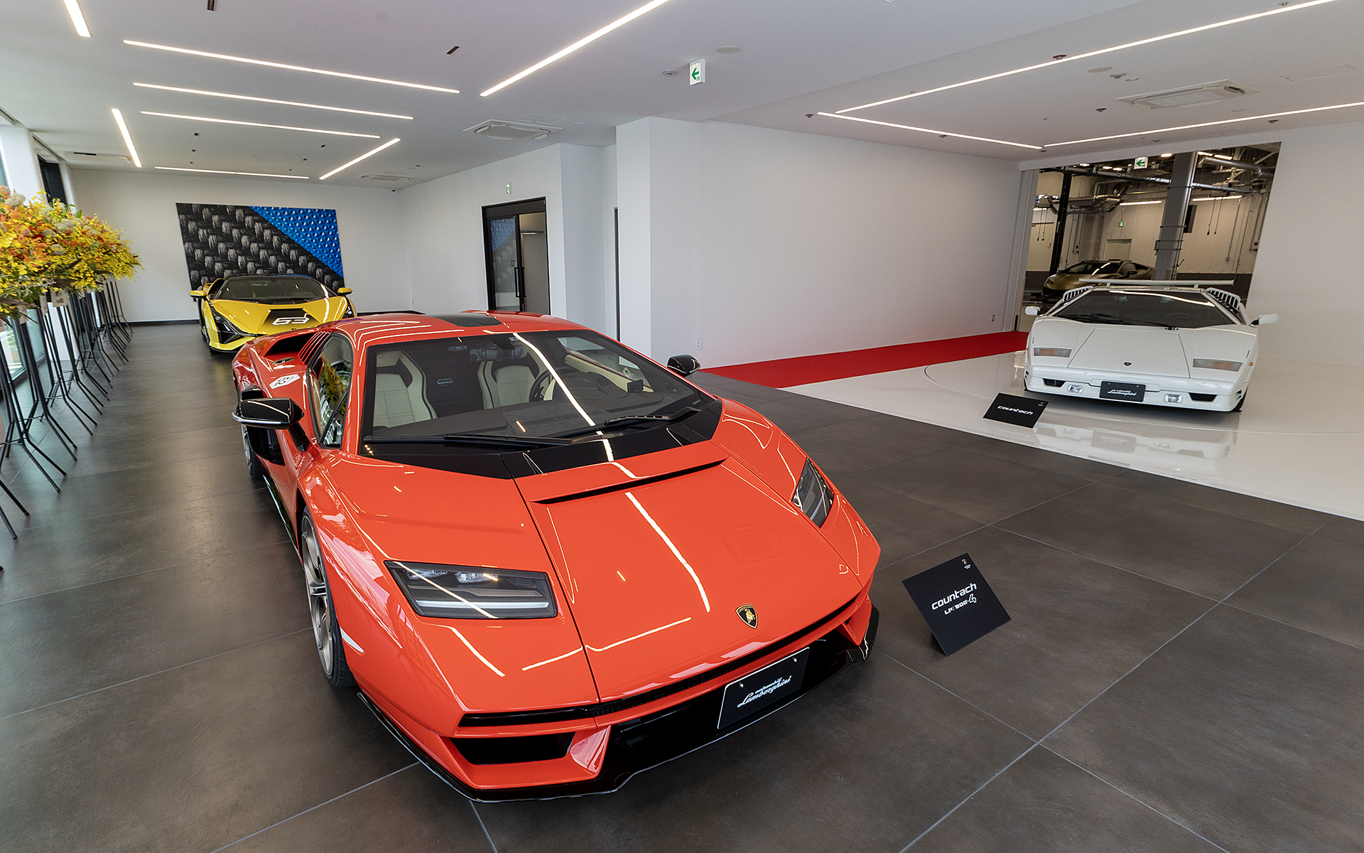 2階のショールーム。こちらには2台分の展示スペースが設けられている。写真の右側は認定中古車のための撮影スペースとなる