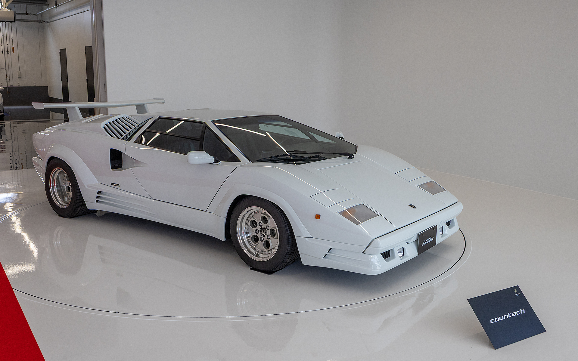 ターンテーブルが設けてある。これによりクルマを余計に動かすことなく、見やすくきれいな写真が撮れるようになった