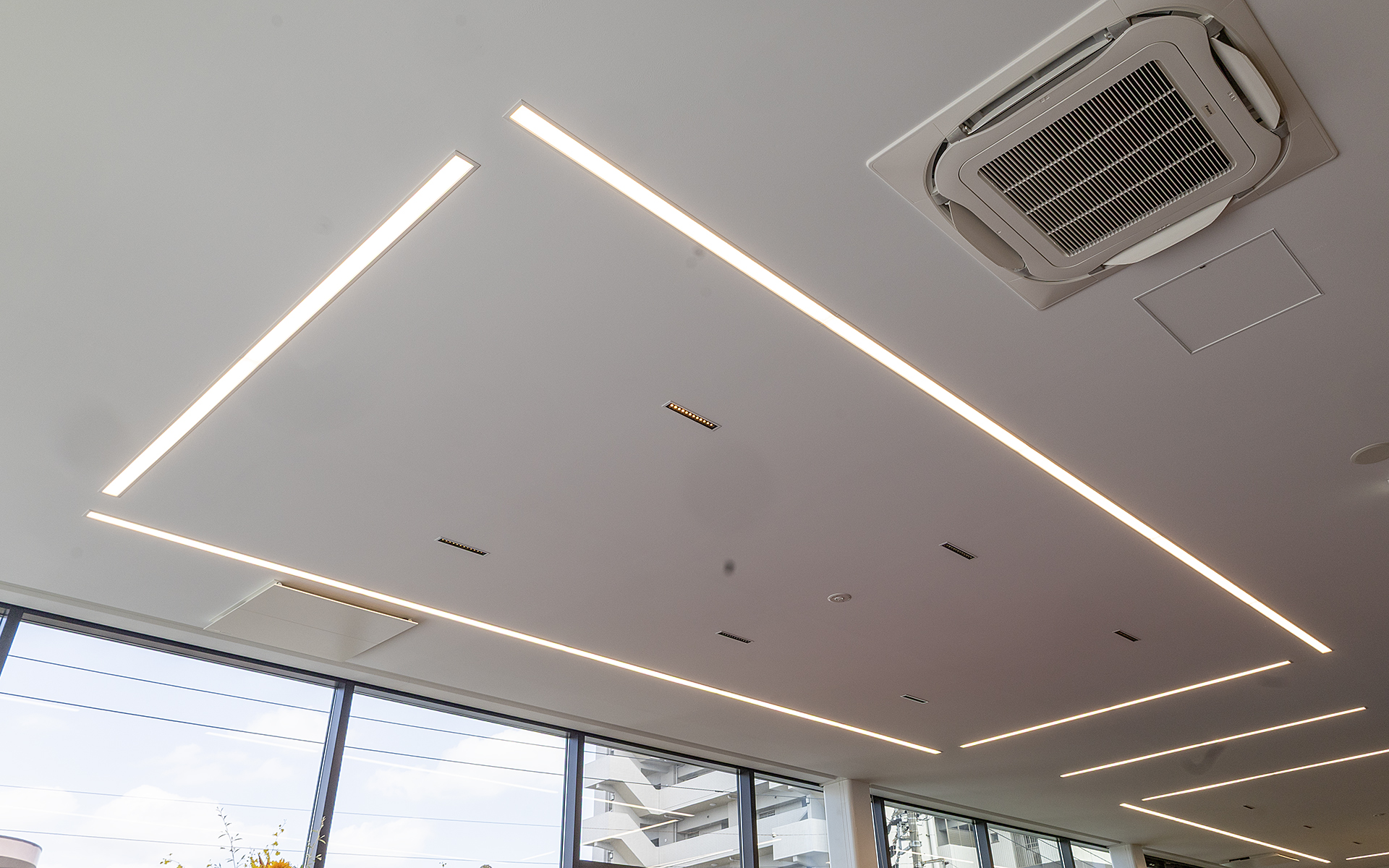 独特のレイアウトを持つ天井の照明。展示車をきれいに見せるためのつくり