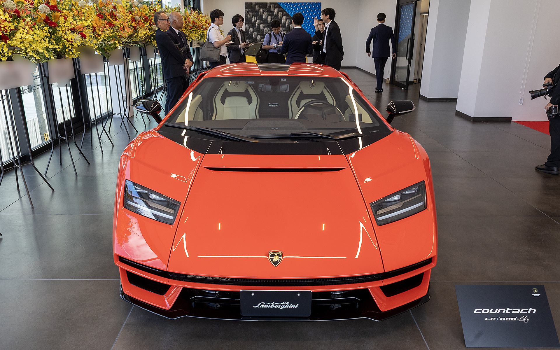 ボディに最適な照明が映り込むように作られている