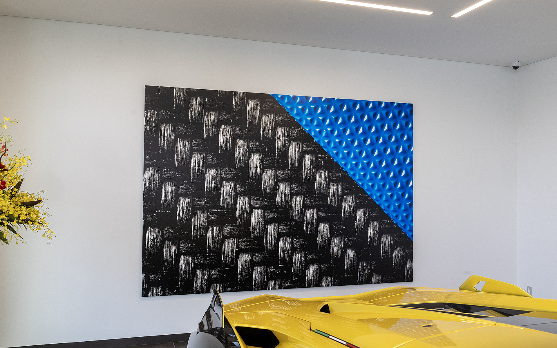 ランボルギーニの特徴でもあるカーボンの織目モチーフにした絵が飾られている。これもランボルギーニディーラーにおける最新デザインの一部