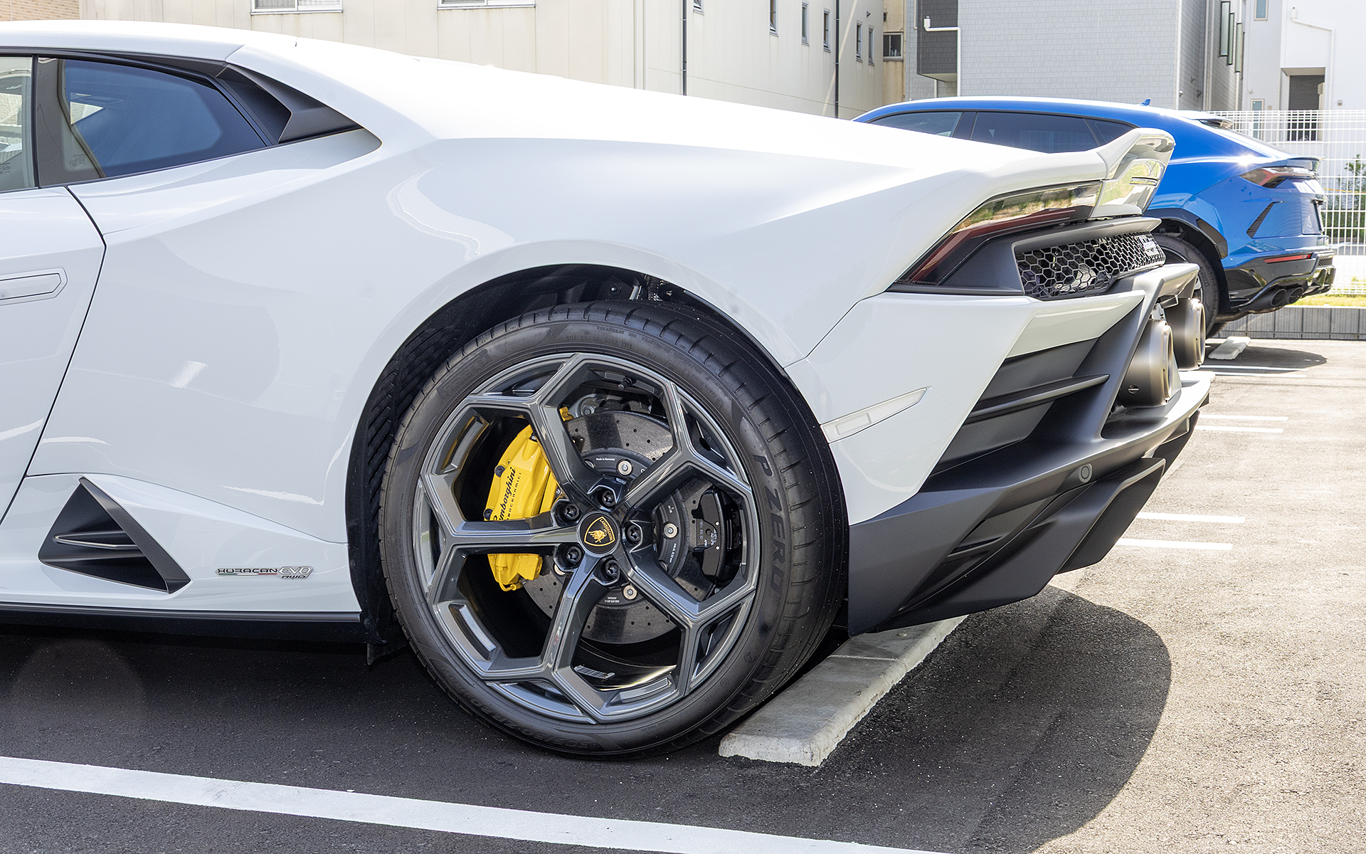 最低地上高が低いランボルギーニの車両を迎え入れるため、道路から施設に入る部分に段差がない作りにするとともに、駐車場の輪止めの高さもディフューザーが当たらないよう低いものになっている