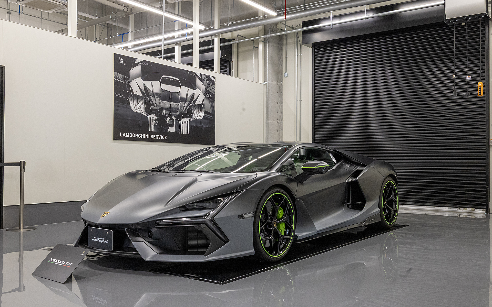 サービスセンター入口にあるパネルも最新のCI。世界中のサービスセンターで同様のパネルが掲示されている。また、入口にリフトが設けてあるがこれは整備用ではなく、来店した車両に対してのサービスの一環で、下まわりのちょっとしたチェックなどに使用される