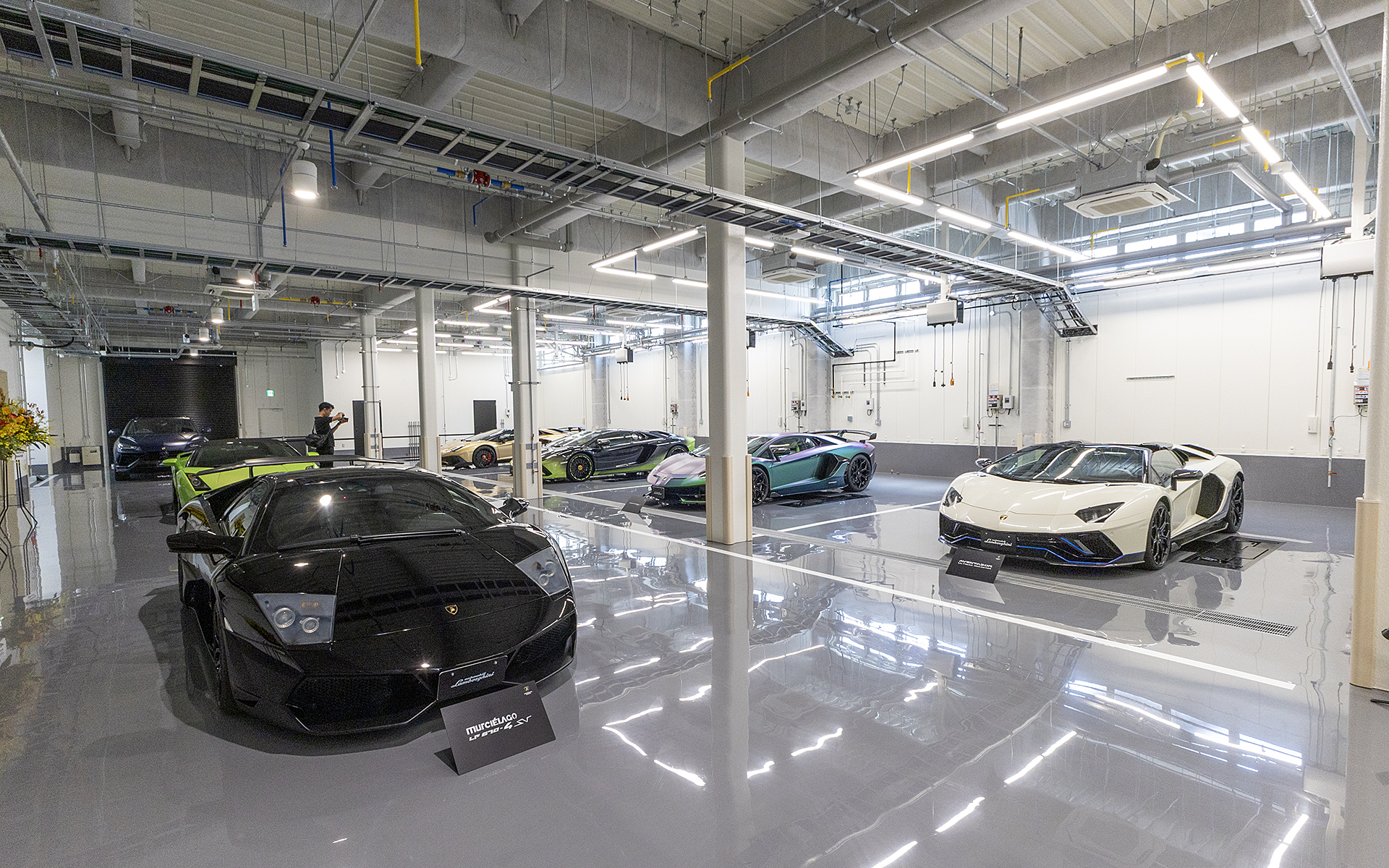 サービスセンターの1階フロア。内装の色や天井の高さなども決まっている。グレーの床は汚れや異物を発見しやすくするためのもの。また、汚れが目立つので清掃の意識もより高くなることを狙っている