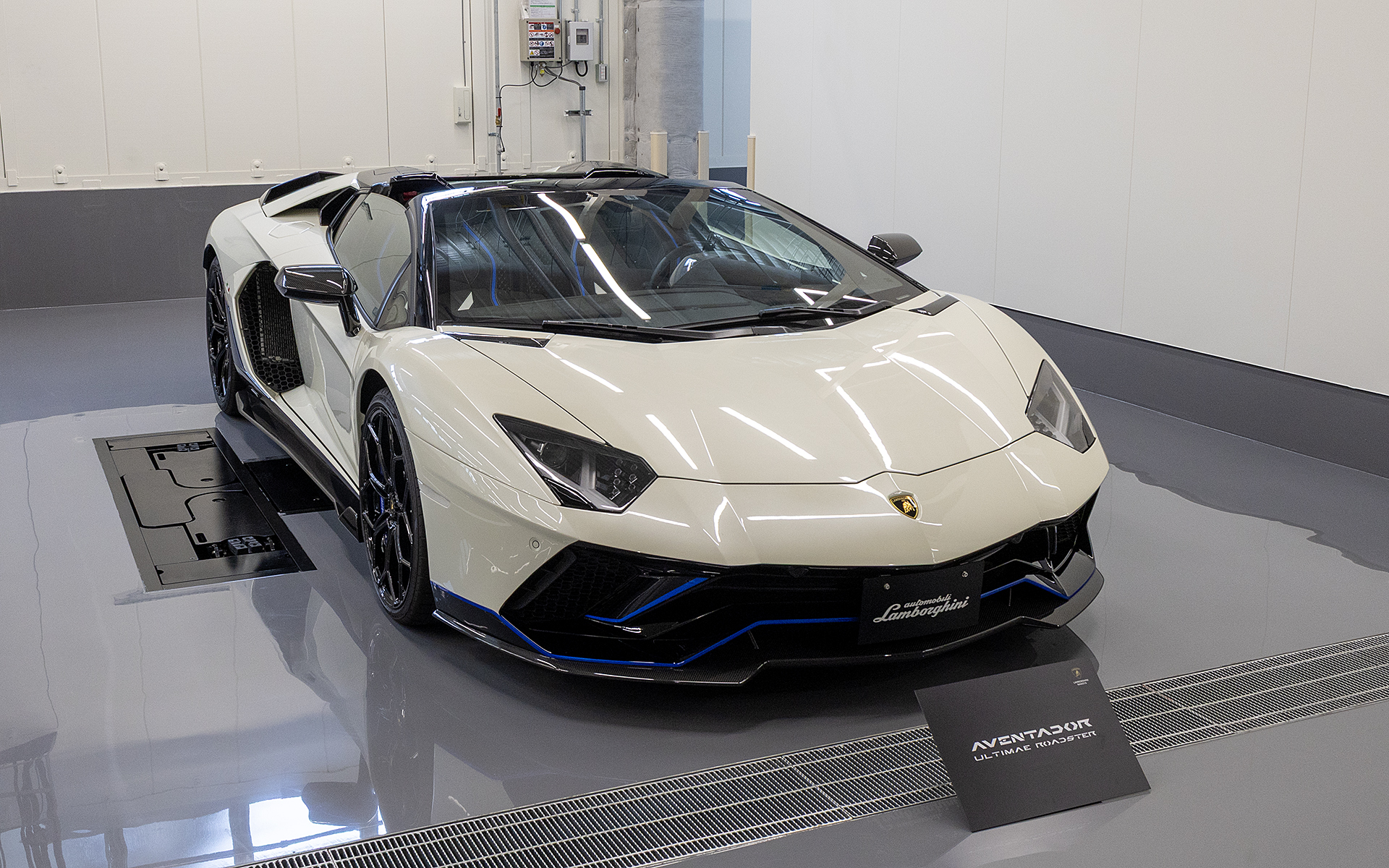 オープニングセレモニーのためにアヴェンタドールの各モデルが並べられていた。これはウルティメ ロードスター