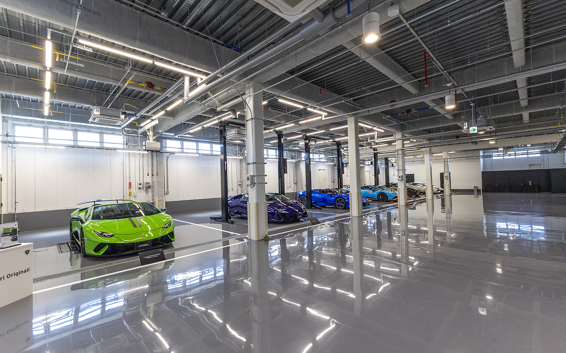 整備スペースは2階にもあり、作りは1階とほぼ同じ。1階と2階の移動には車両専用のエレベーターを使用する