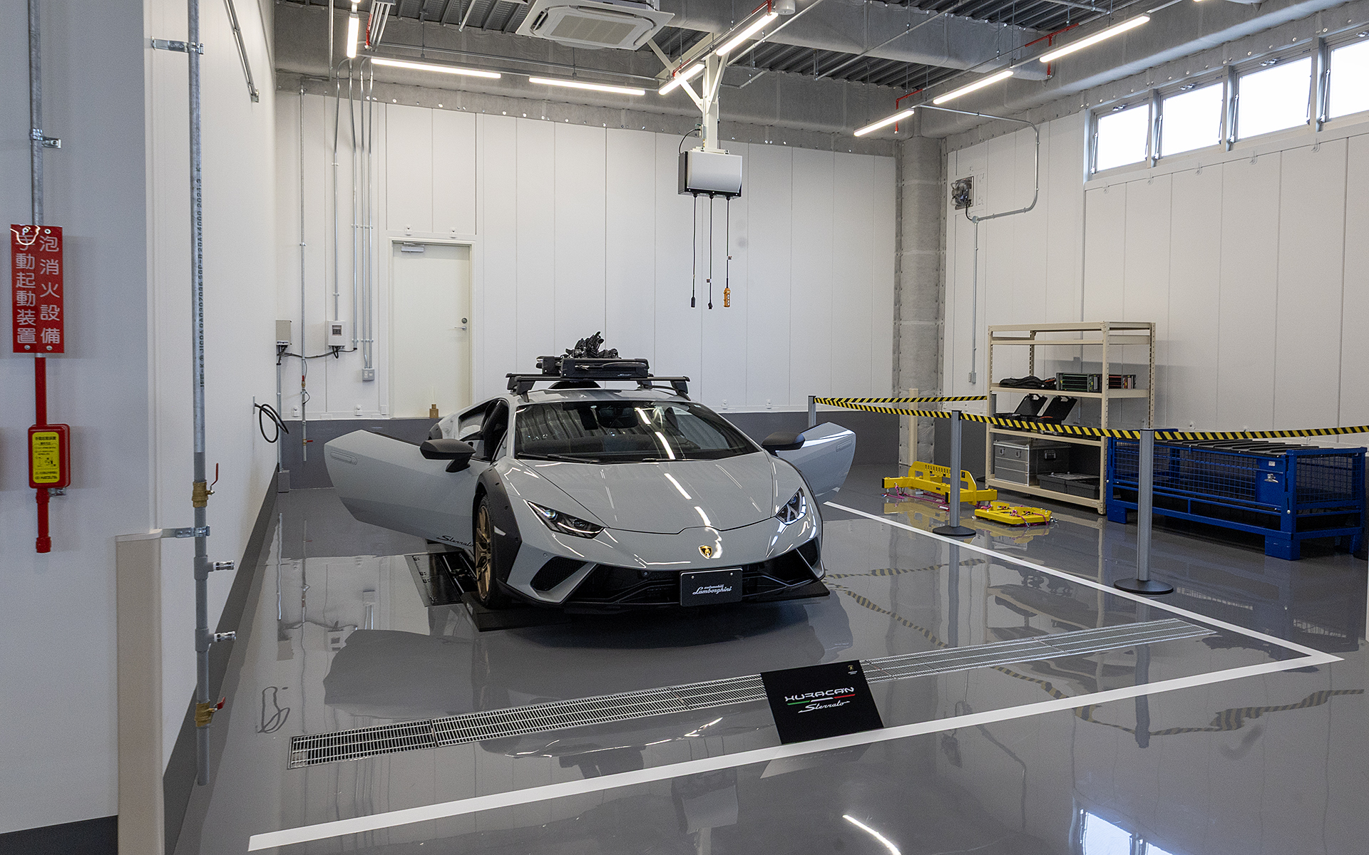 2階には電動車専用のスペースを完備。作業時は有資格者以外、立ち入りが制限され、取り外したバッテリを保管するための専用ケースなども用意されている