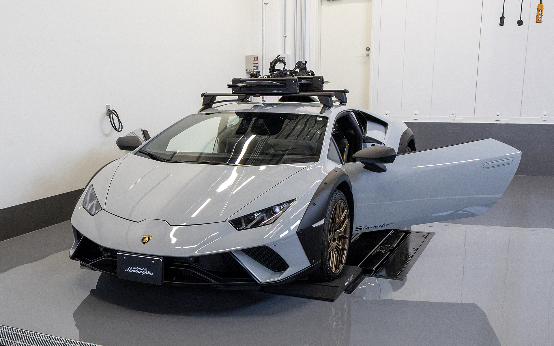 電動車専用スペースには、「ウラカン EVO」の車高を44mmアップさせてオフロード走行も可能にし、ルーフキャリアを装備した「ウラカン ステラート」が展示されていた