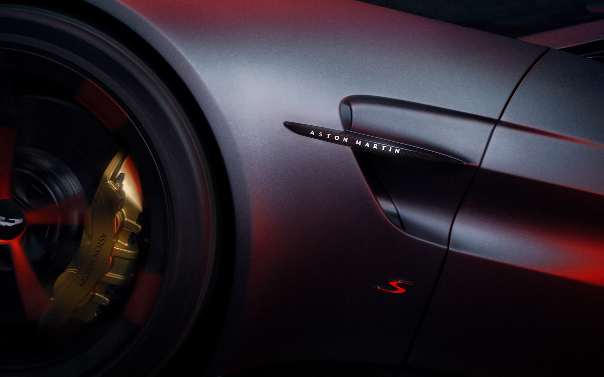 フロントフェンダーには「S」のバッヂがあしらわれる