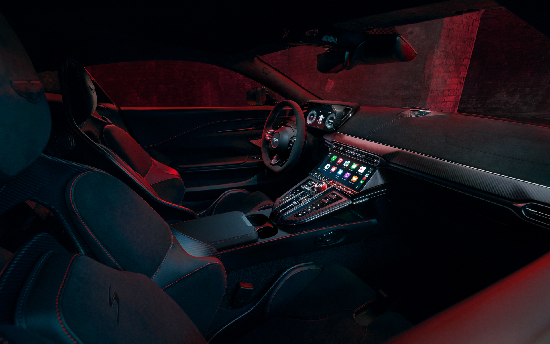 内装はアルカンターラとレザーを採用