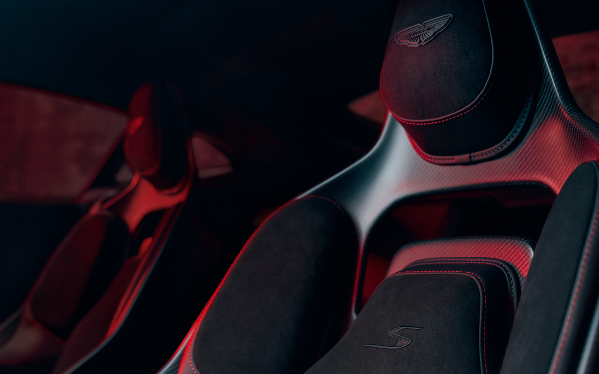 シートにも「S」のロゴが刺繍される