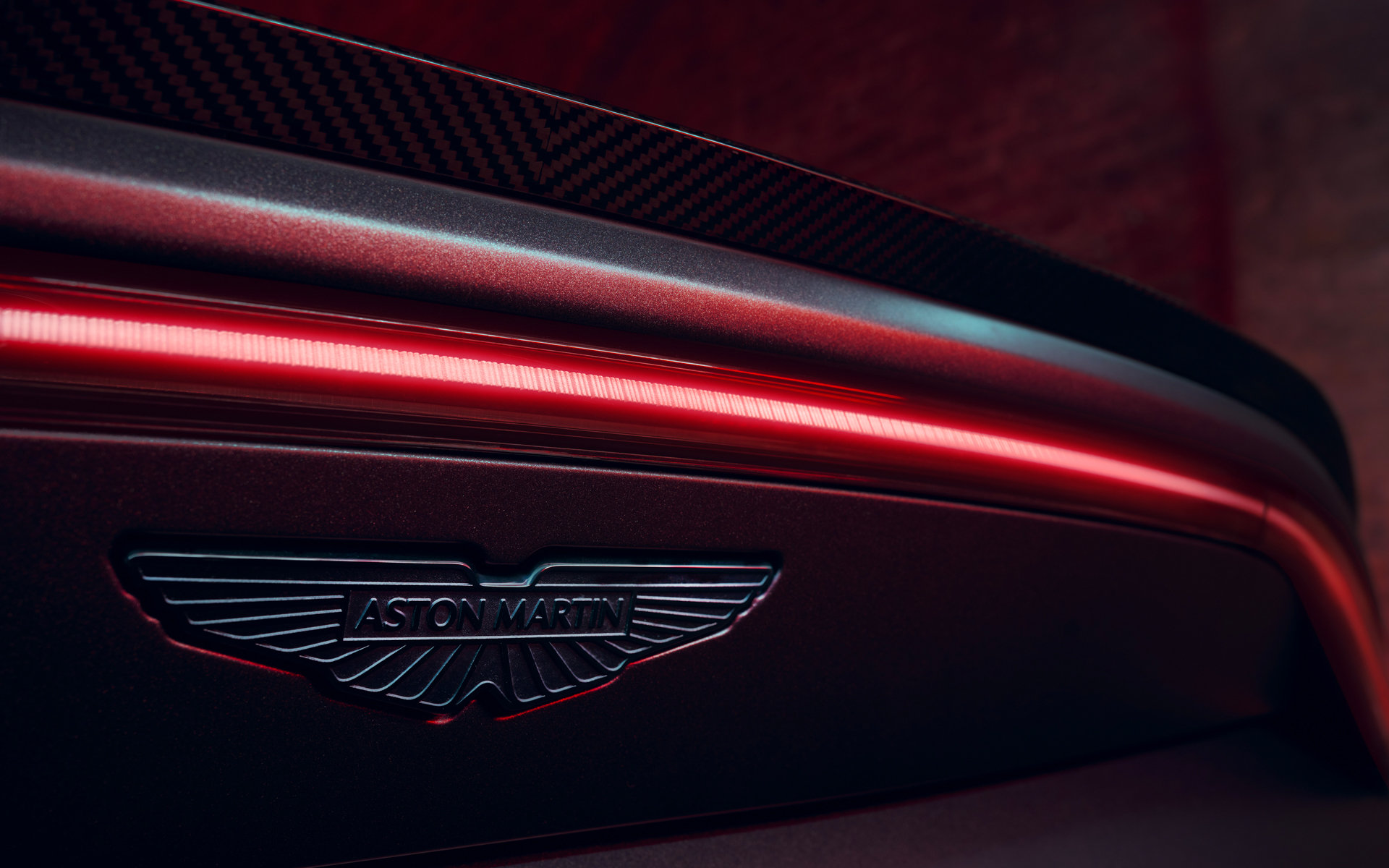 車幅いっぱいに広がるデッキリッドスポイラーを備える