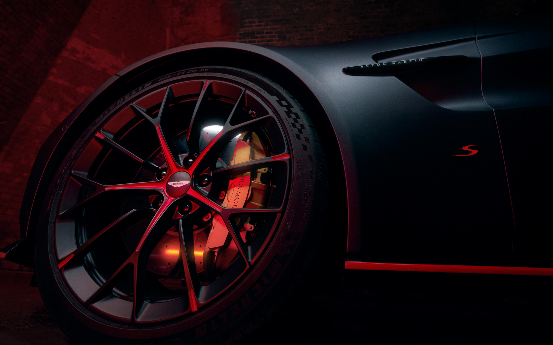 ホイールは特注で赤の差し色の入ったサテンブラック仕上げの21インチYスポークホイールも選択可能