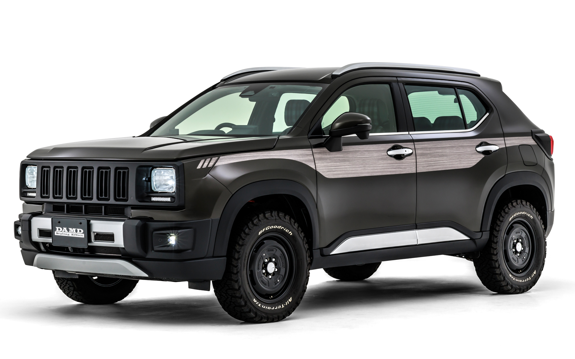 「フェイスチェンジキット」は、アメリカンクラシックを感じさせる迫力のある力強いグリルに、オールドスクールで無骨な印象を保ちながらもモダンデザインとの高次元な融合を実現したフロントバンパーをアドオンしている