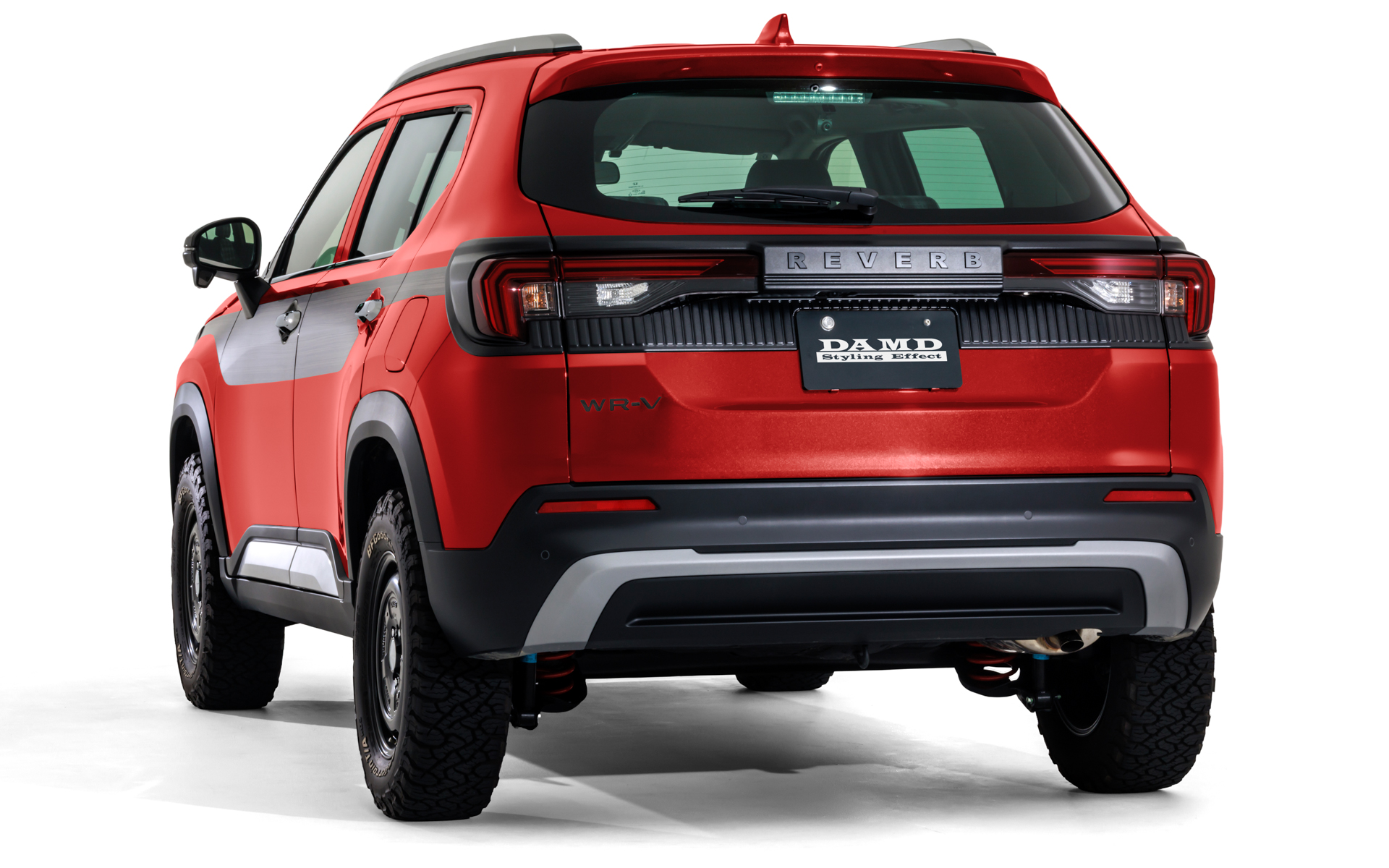 ダムドがホンダ「WR-V」用ボディキットに「テールランプガーニッシュ」「レターエンブレム」を追加設定した