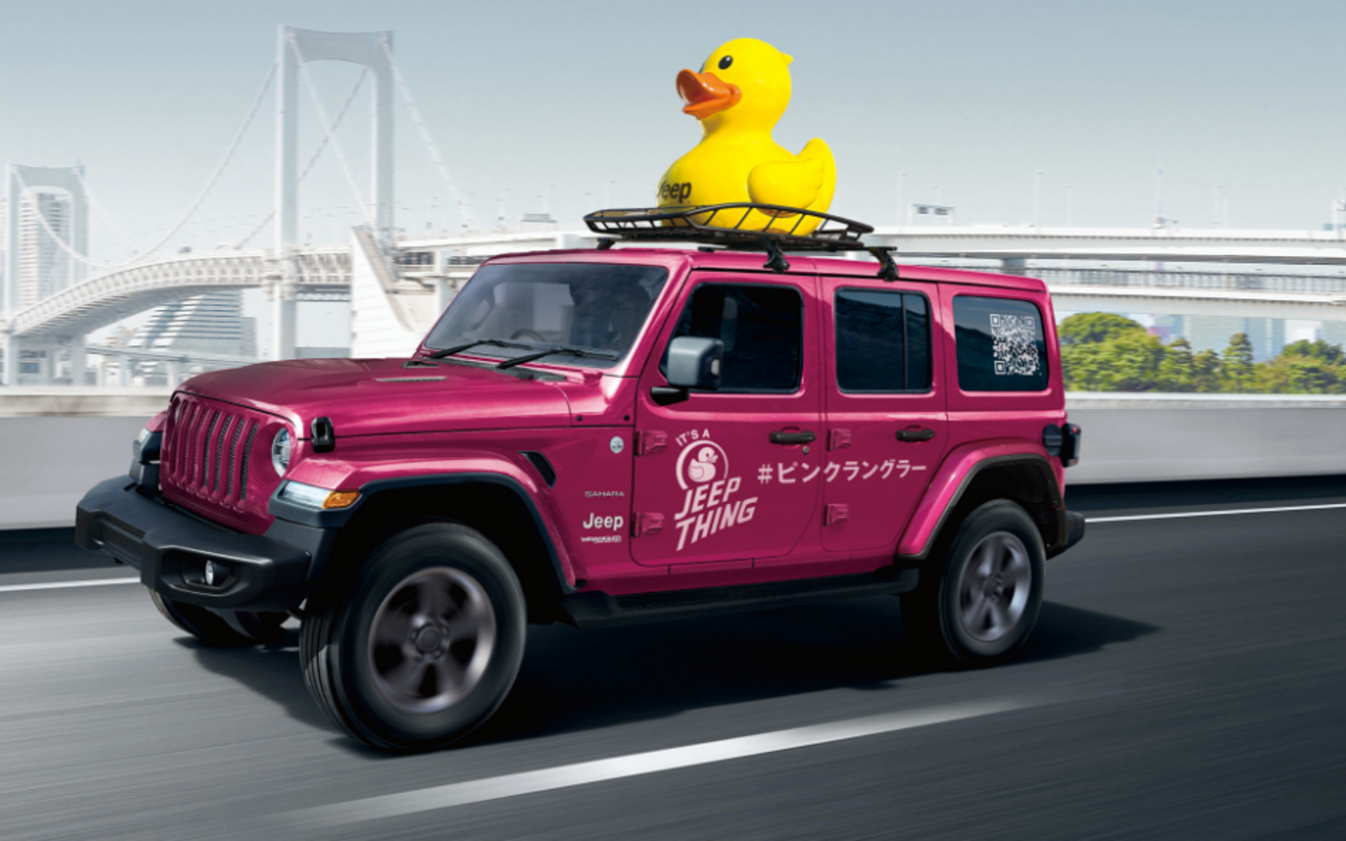 「Jeep Duck」とは、ジープを見かけた際にその車両に小さなアヒルのおもちゃを置くという、世界中のジープオーナーの間で広がっているユニークなムーブメントの名称。人と人のつながりが希薄になったコロナ禍においてカナダから始まり、「You’ve been Ducked!（ダックされた！）」という言葉とともに、温かいコミュニケーションの象徴として、今や世界中のジープファンに親しまれている