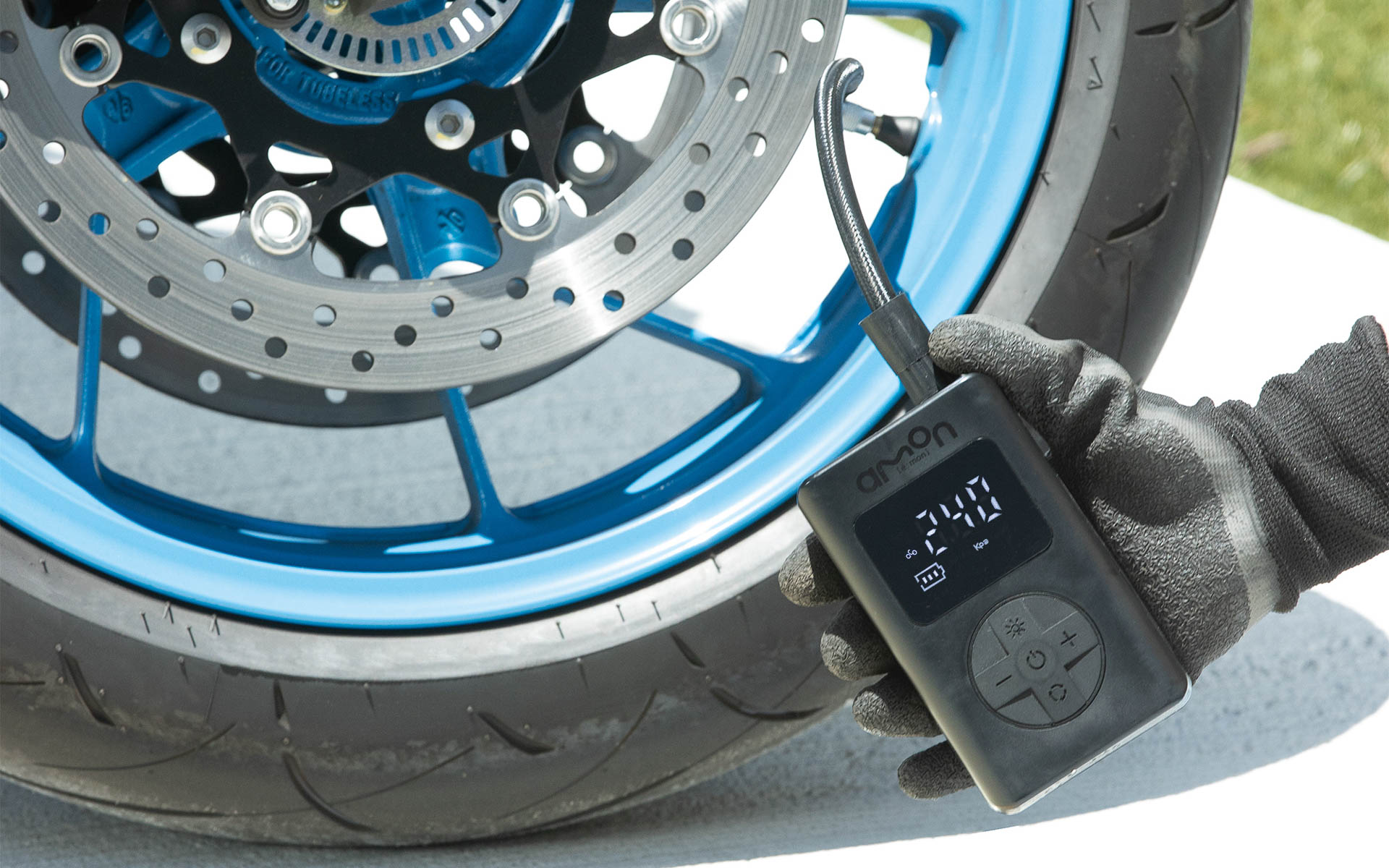 モニターは反射しづらく見やすい