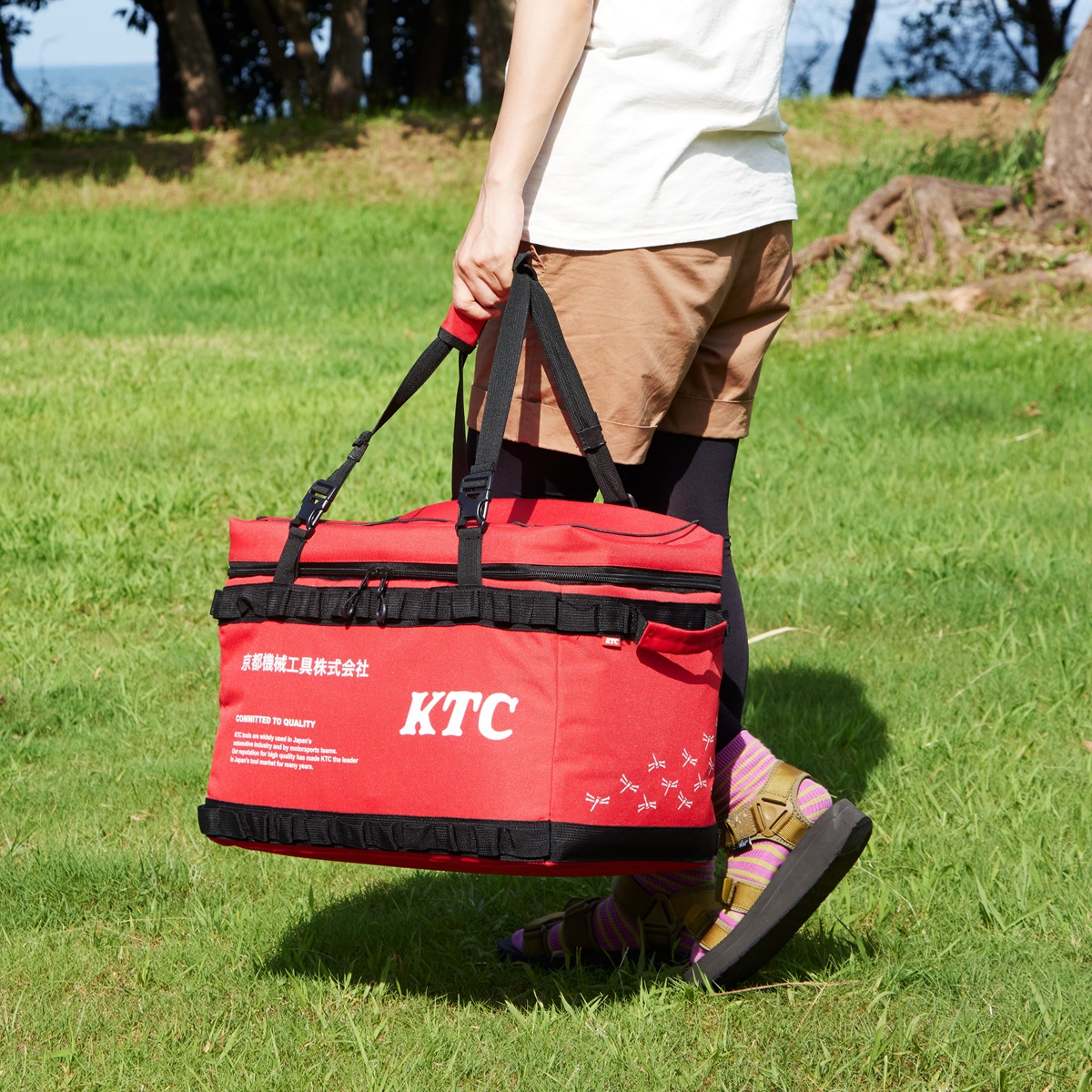 KTCトンボ柄クーラーバッグは、工具をモチーフにしたKTCオリジナルのトンボ柄を採用している