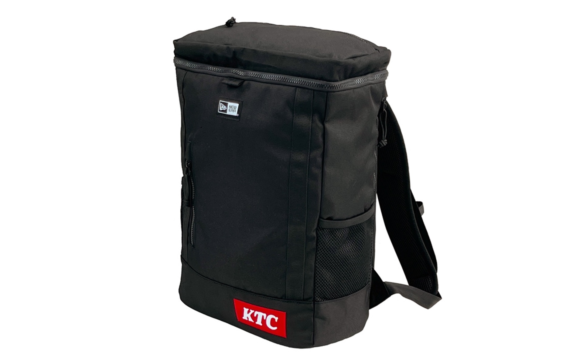 ボックスバックパックmidは容量25L。MLB公式キャップブランド「NEW ERA」とのコラボレーションモデルで、通勤・通学など日常使いにも活用できる