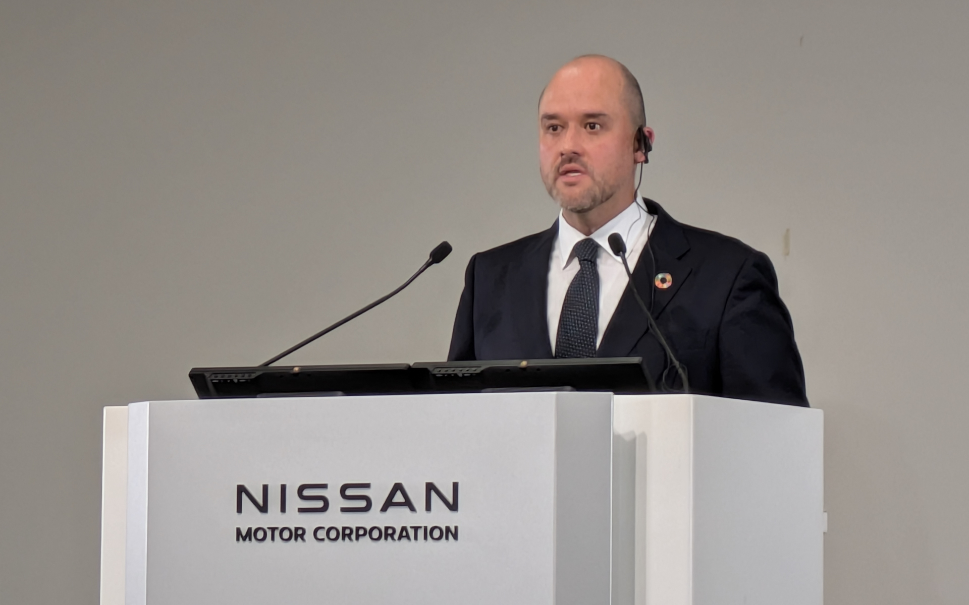 日産グローバル本社にて緊急記者会見が行なわれ、日産自動車株式会社 取締役、代表執行役社長 兼 最高経営責任者のイヴァン・エスピノーサ氏が登壇