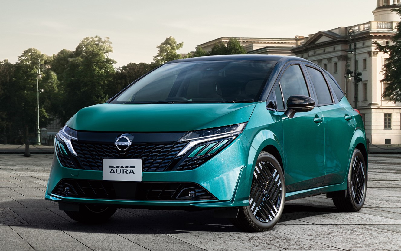 追浜工場で生産されている「ノート」（左）と「ノートオーラ」（右）