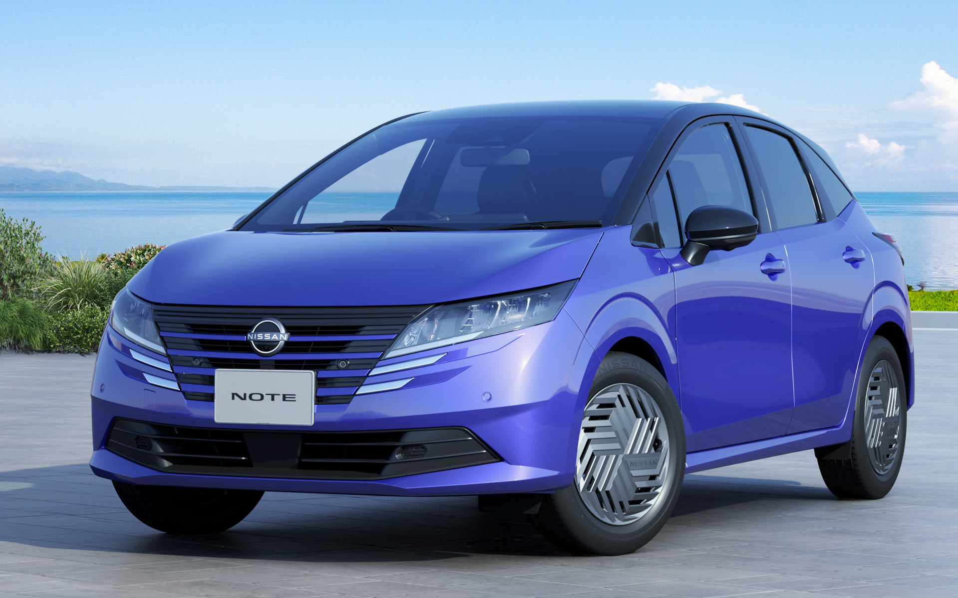 追浜工場で生産されている「ノート」（左）と「ノートオーラ」（右）