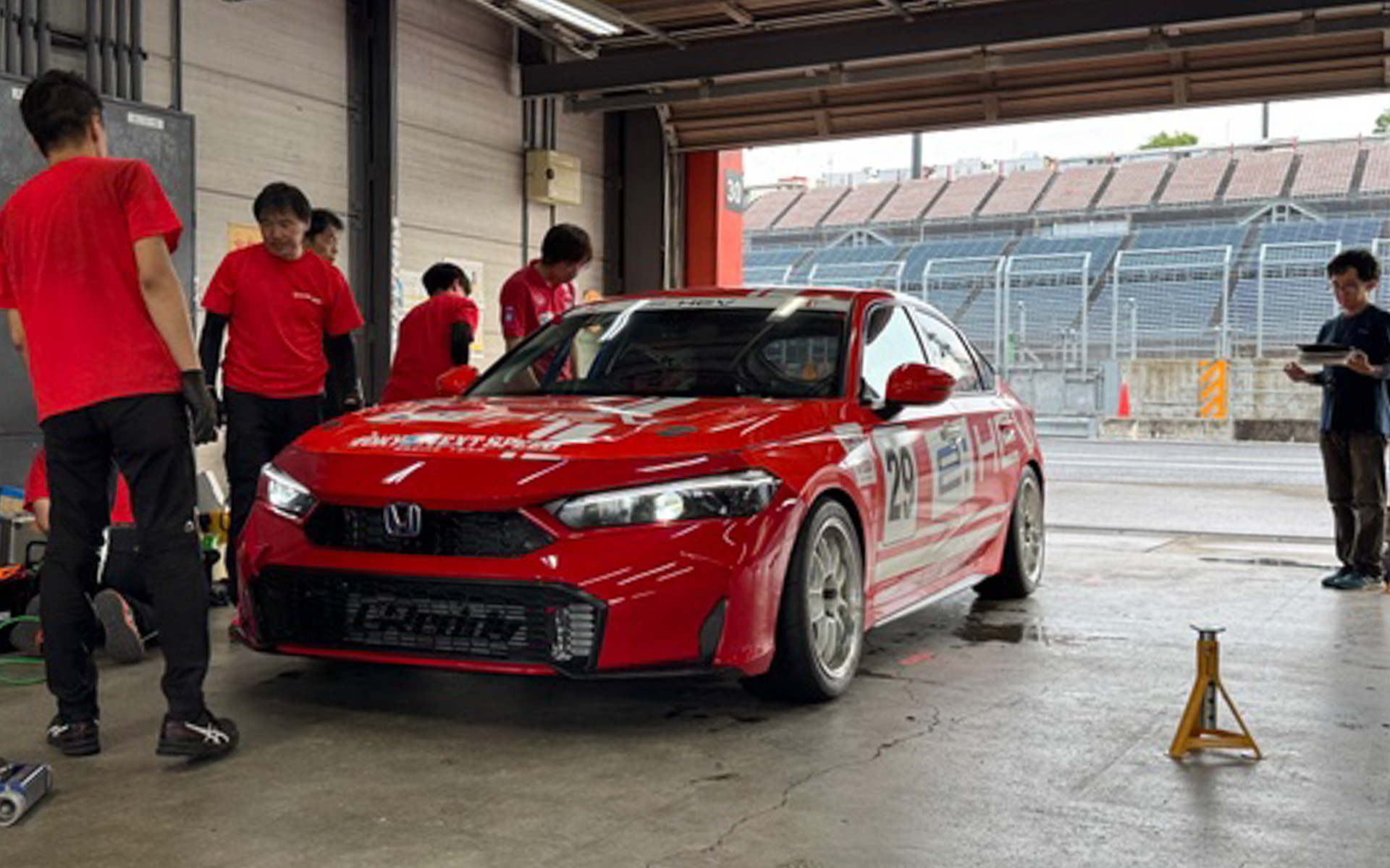 どうですか、新しいフロントマスクになったシビックe:HEV。まだボディカラーが純正のままなので、どこが変わったかわかりやすいですよね。ここからTOKYO NEXT SPEEDのレーシングカーとして、カラーリングもカッコよく仕上げていきます