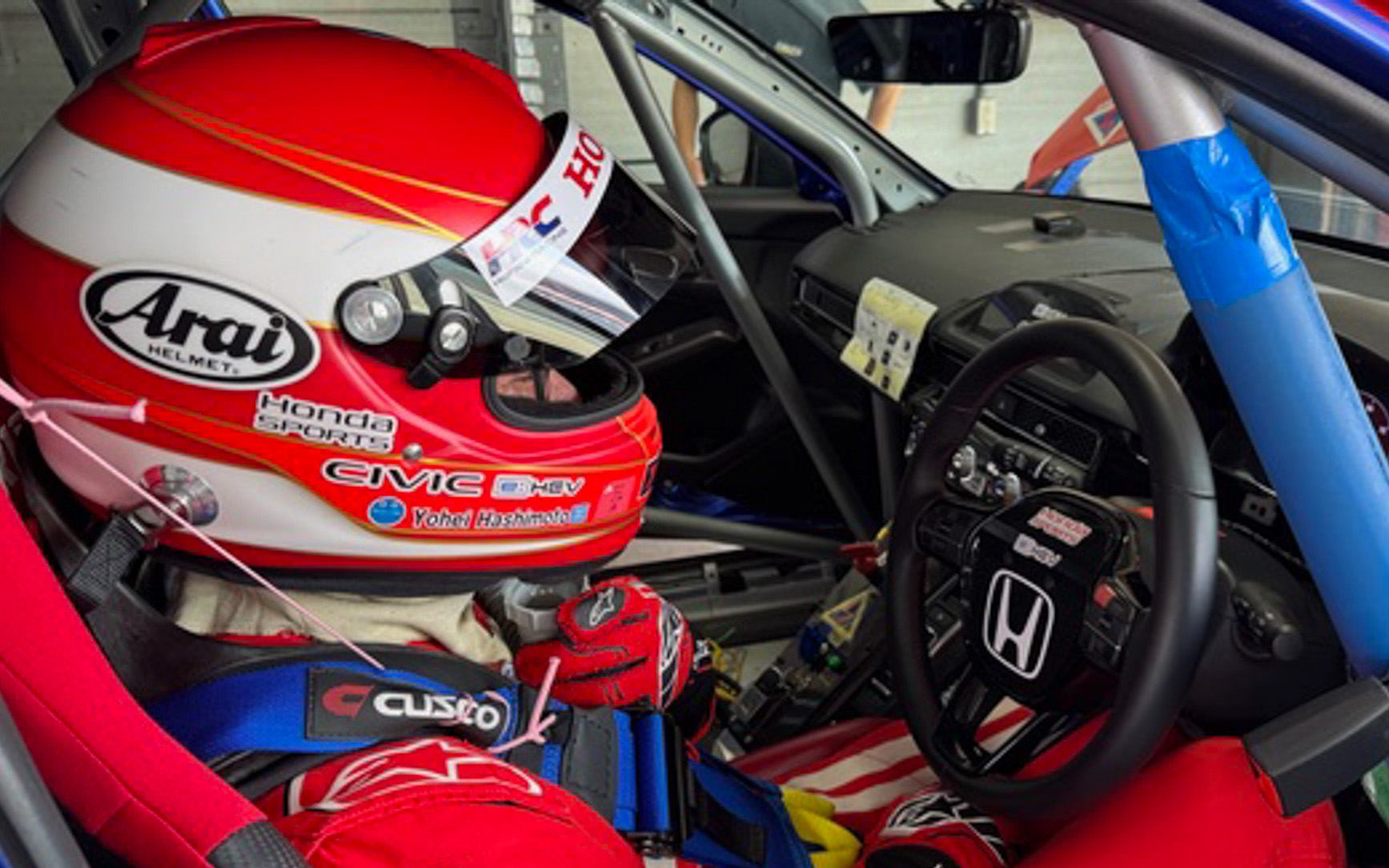 ドライバーの熱対策として、エンジニアが知恵をしぼってくれました。洗濯機のホースみたいですが、ここから冷気が出てくるので、ドライバーが近くに引き寄せて冷やすことができます