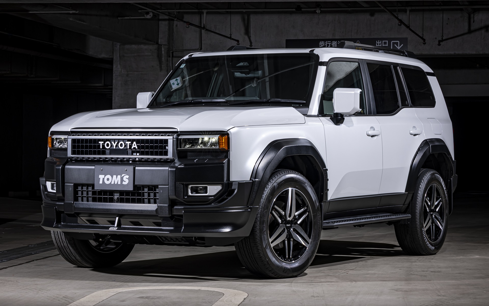 トムスの「ランクル250」専用の鍛造アルミホイール「TWF08（ダイヤモンドカット グロスブラック）」装着イメージ