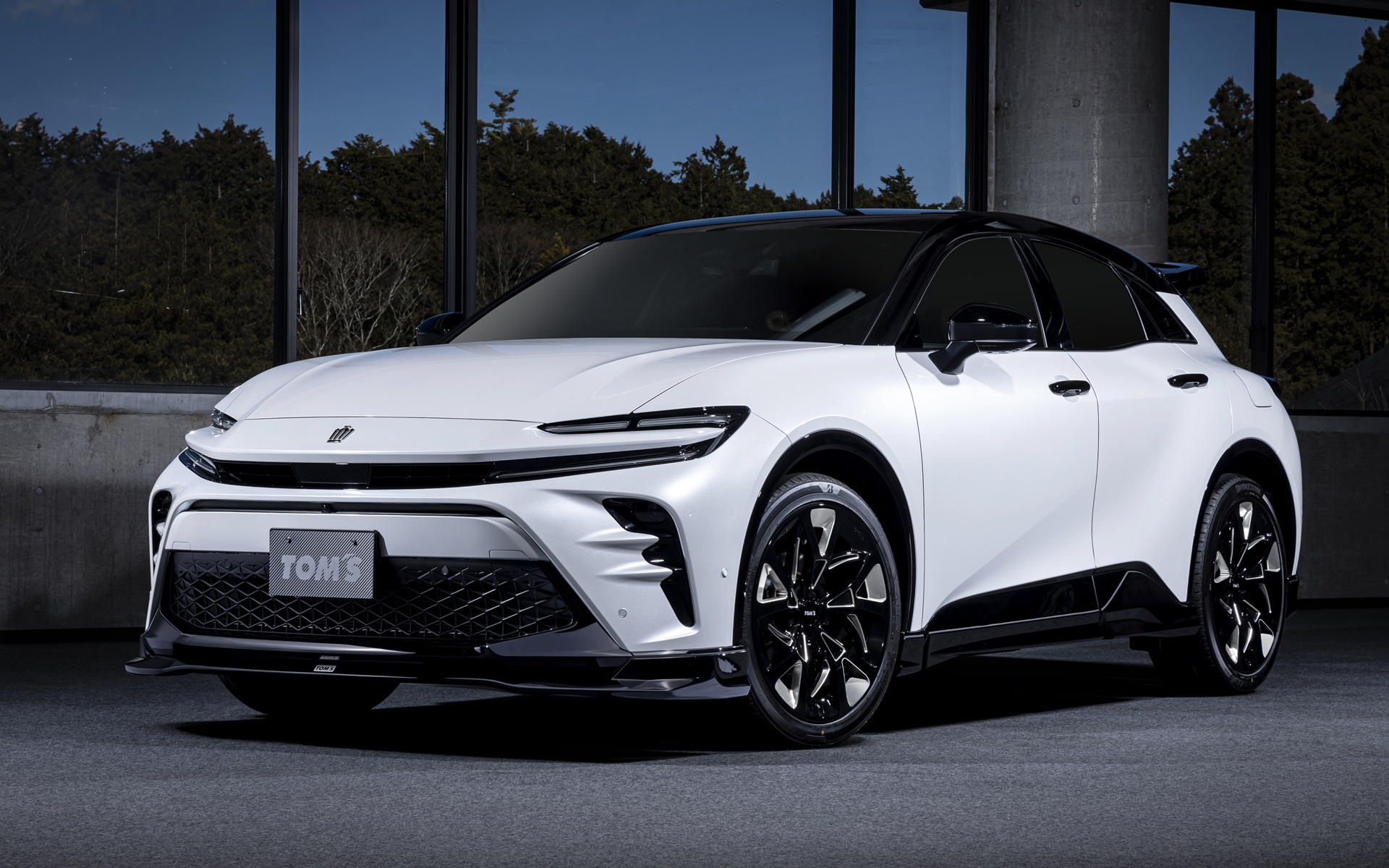 トムスの「クラウンスポーツ」専用の鍛造アルミホイール「TWF07（ダイヤモンドカット グロスブラック）」装着イメージ