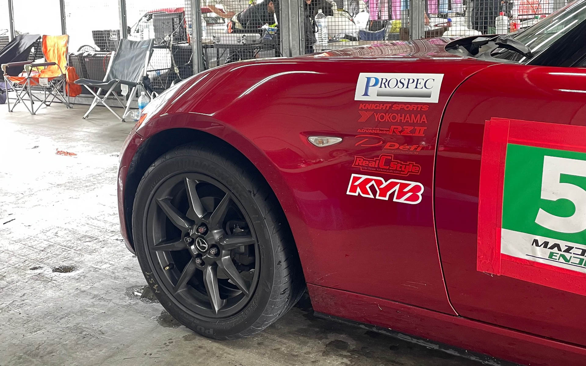 もてぎのピットにて。PROSPECとKYBのステッカーを貼らせてもらいました