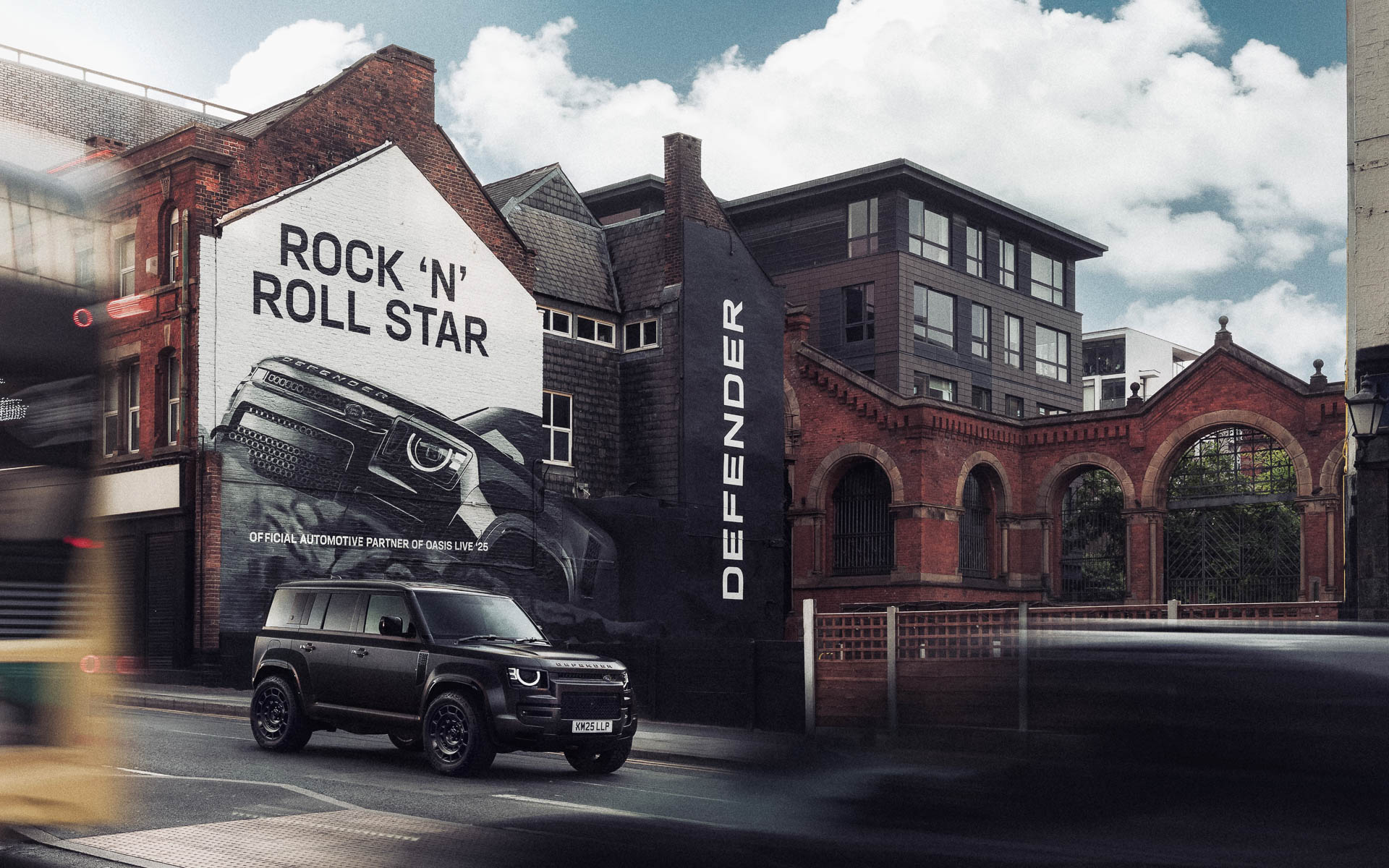 ディフェンダーが「Oasis Live ’25」のオフィシャル車両パートナーに就任