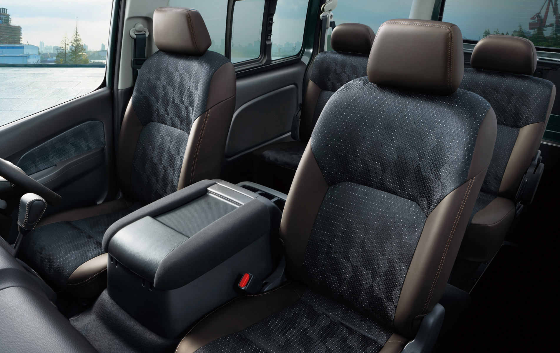 運転席と助手席はより振動吸収性に優れた低反発クッションを採用して乗り心地を向上させている