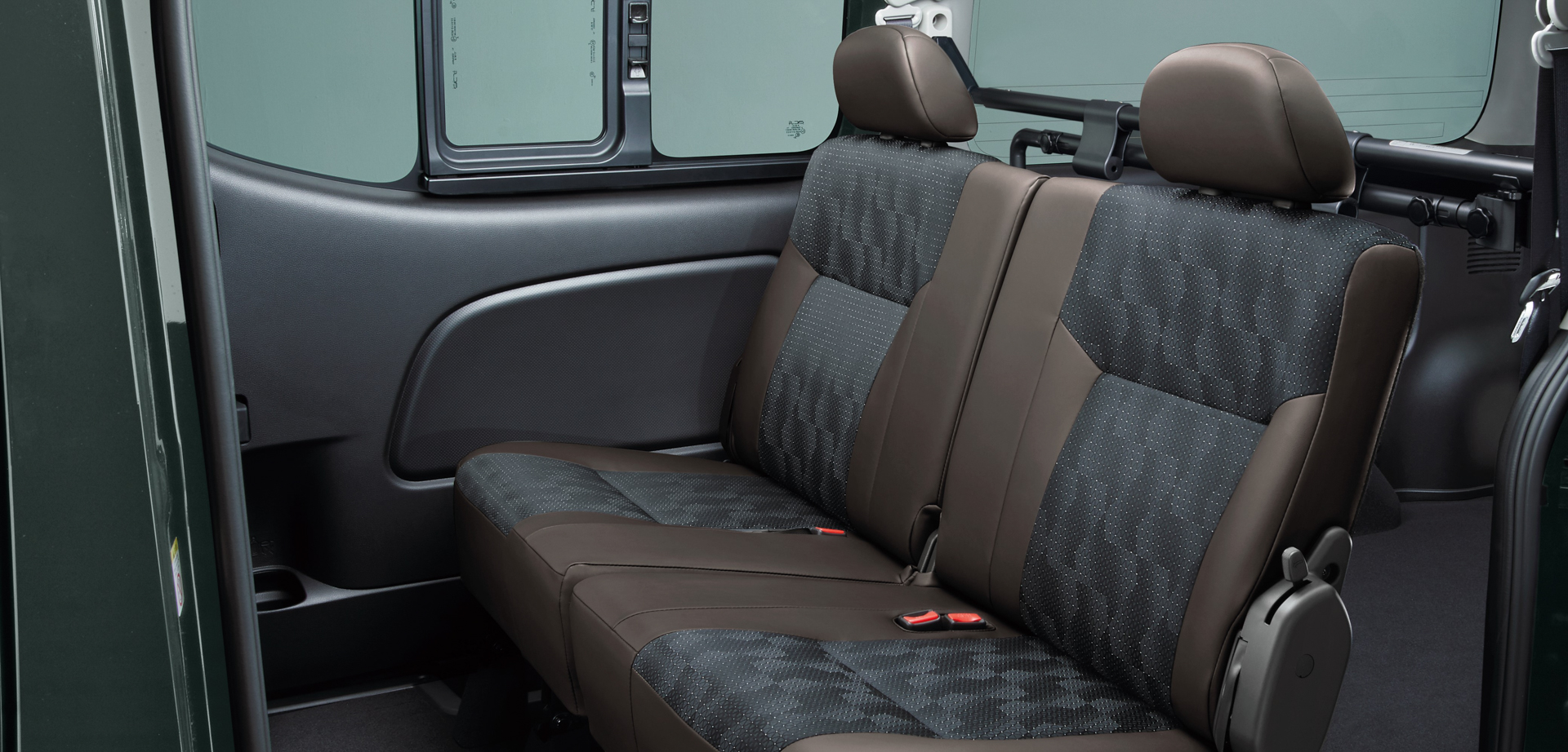 運転席と助手席はより振動吸収性に優れた低反発クッションを採用して乗り心地を向上させている