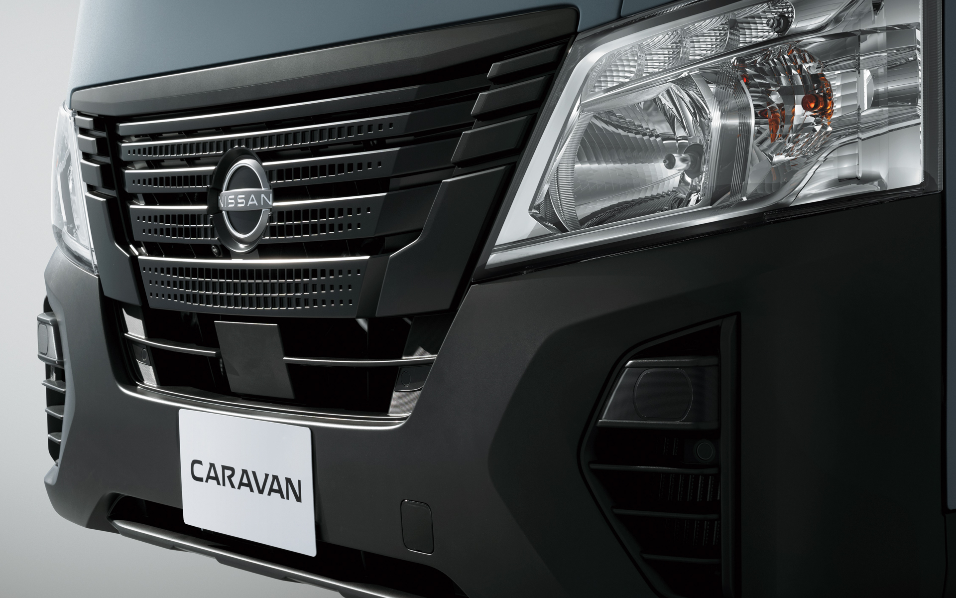 新グレード「プレミアムGX Outdoor Black Edition」は、フロントグリル、バンパー、ドアミラー、フィニッシャーなど、各パーツをブラック化して引き締まった印象が与えられている