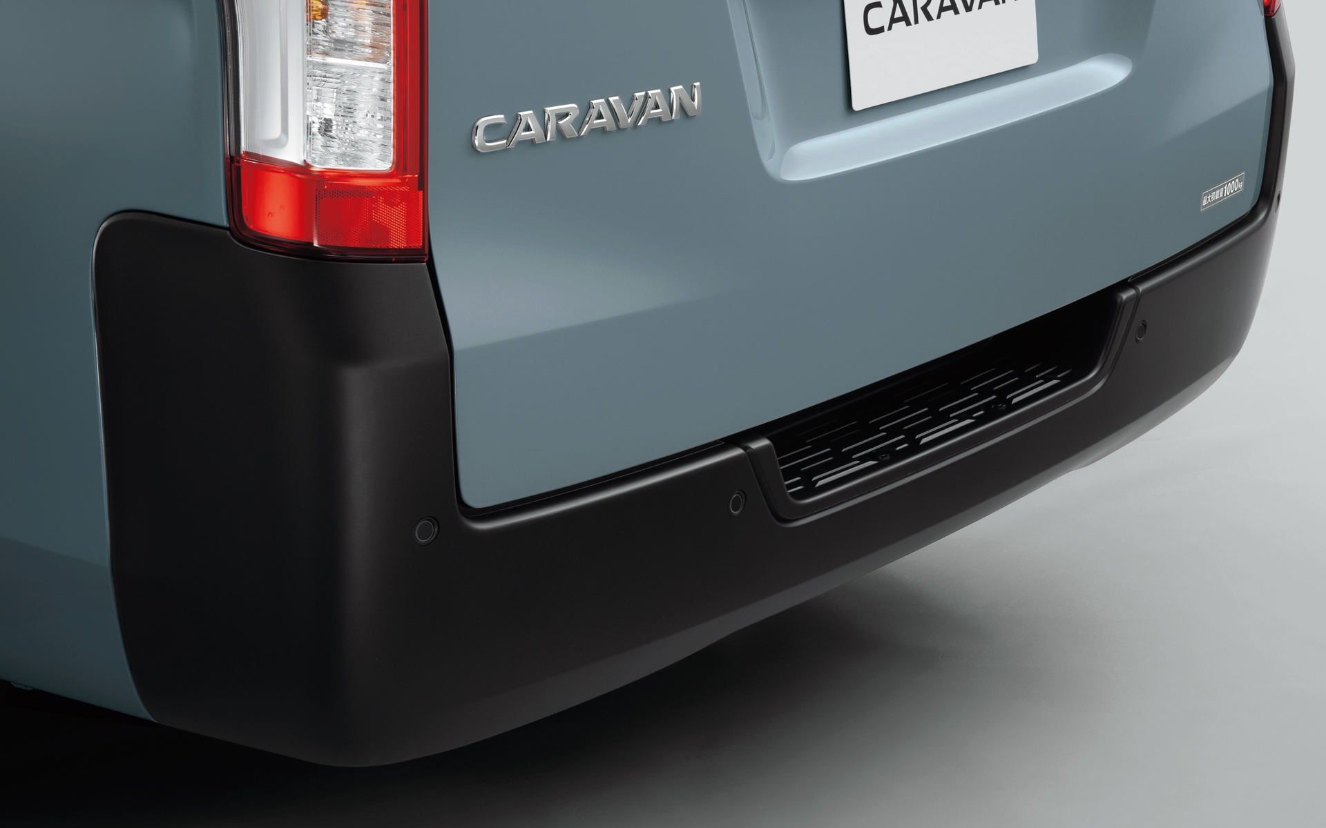 新グレード「プレミアムGX Outdoor Black Edition」は、フロントグリル、バンパー、ドアミラー、フィニッシャーなど、各パーツをブラック化して引き締まった印象が与えられている