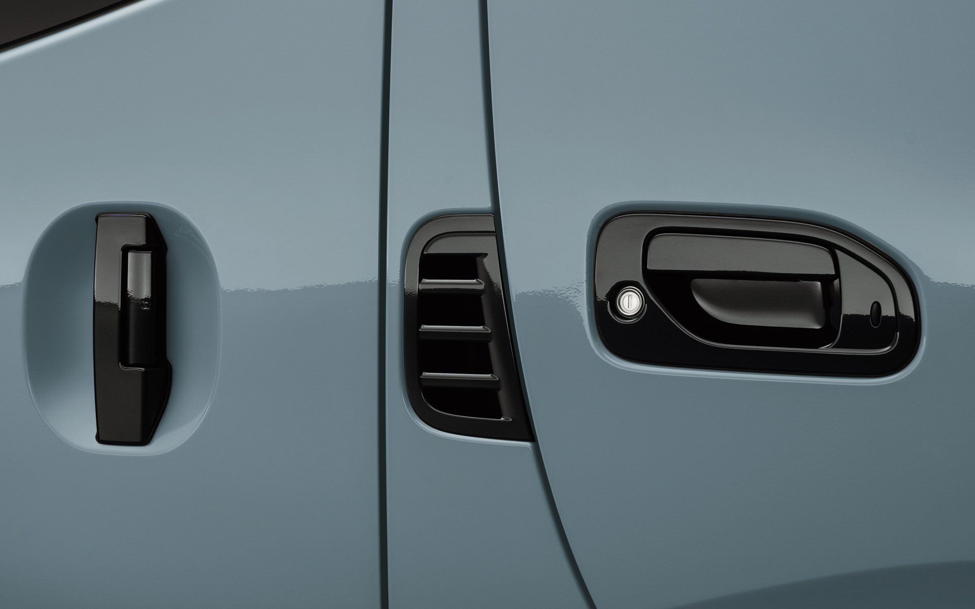 新グレード「プレミアムGX Outdoor Black Edition」は、フロントグリル、バンパー、ドアミラー、フィニッシャーなど、各パーツをブラック化して引き締まった印象が与えられている